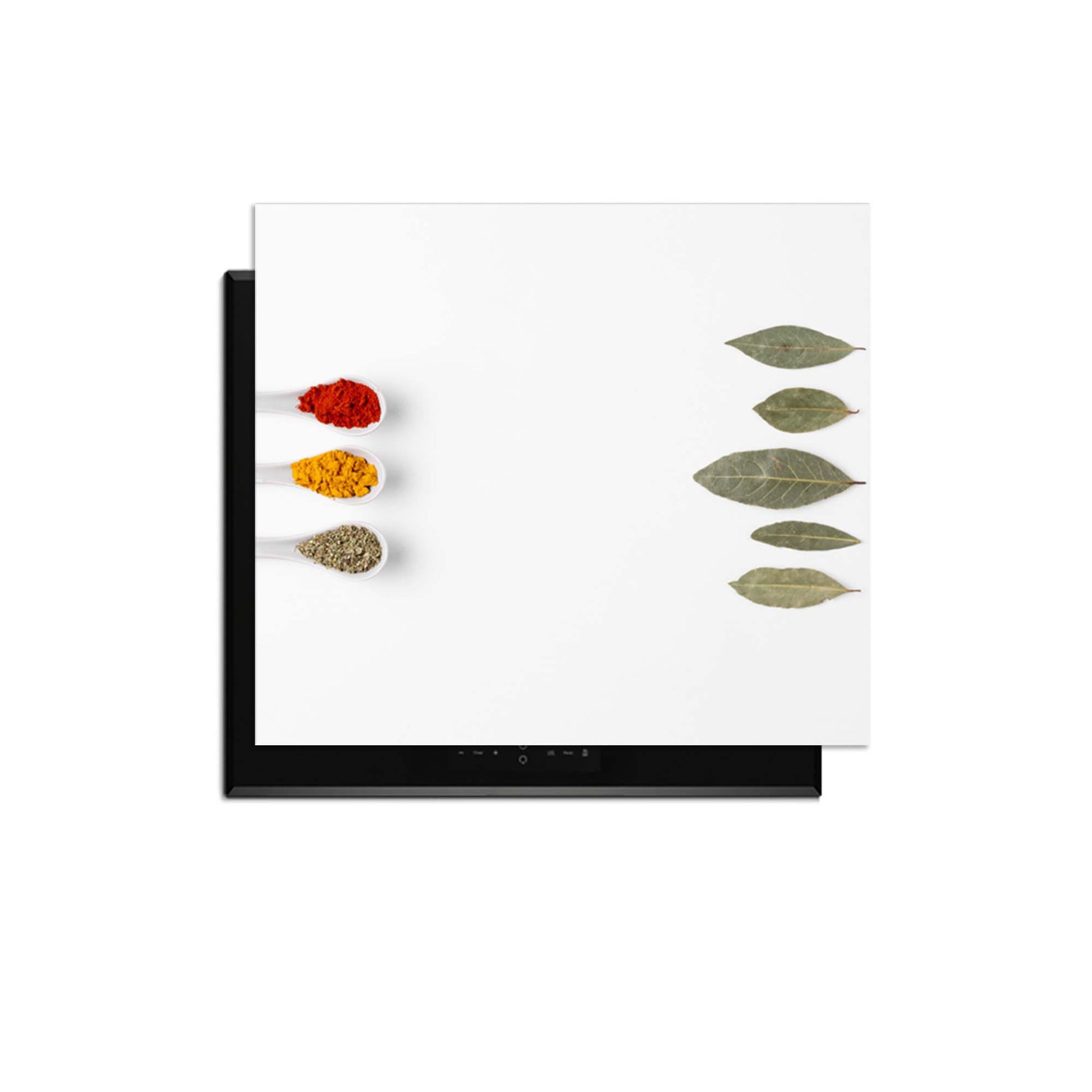 Bay & Blend - Inductie Beschermer met specerijen en laurierblad op witte achtergrond.