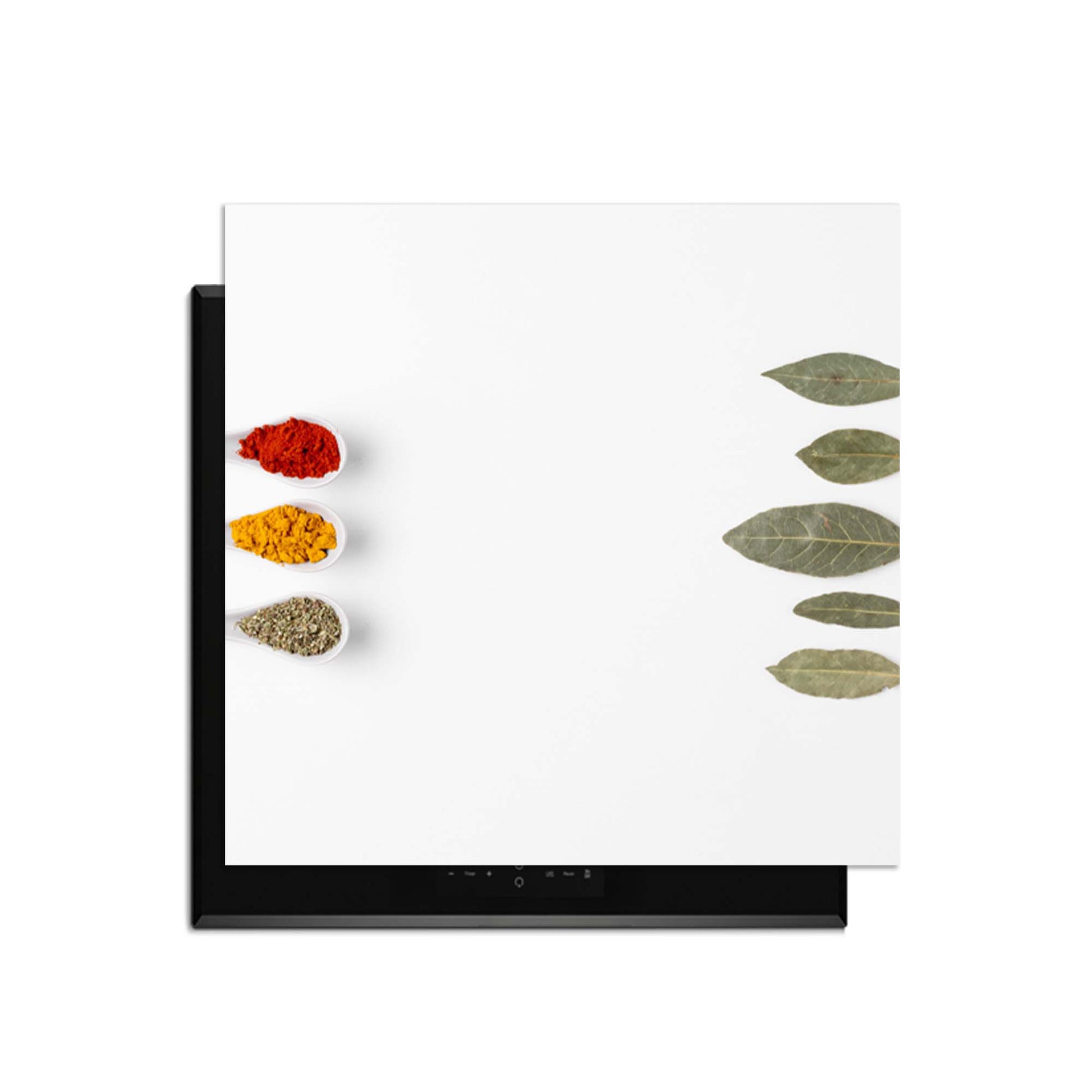 Bay & Blend - Inductie Beschermer met kruiden en specerijen op een inductiekookplaat.