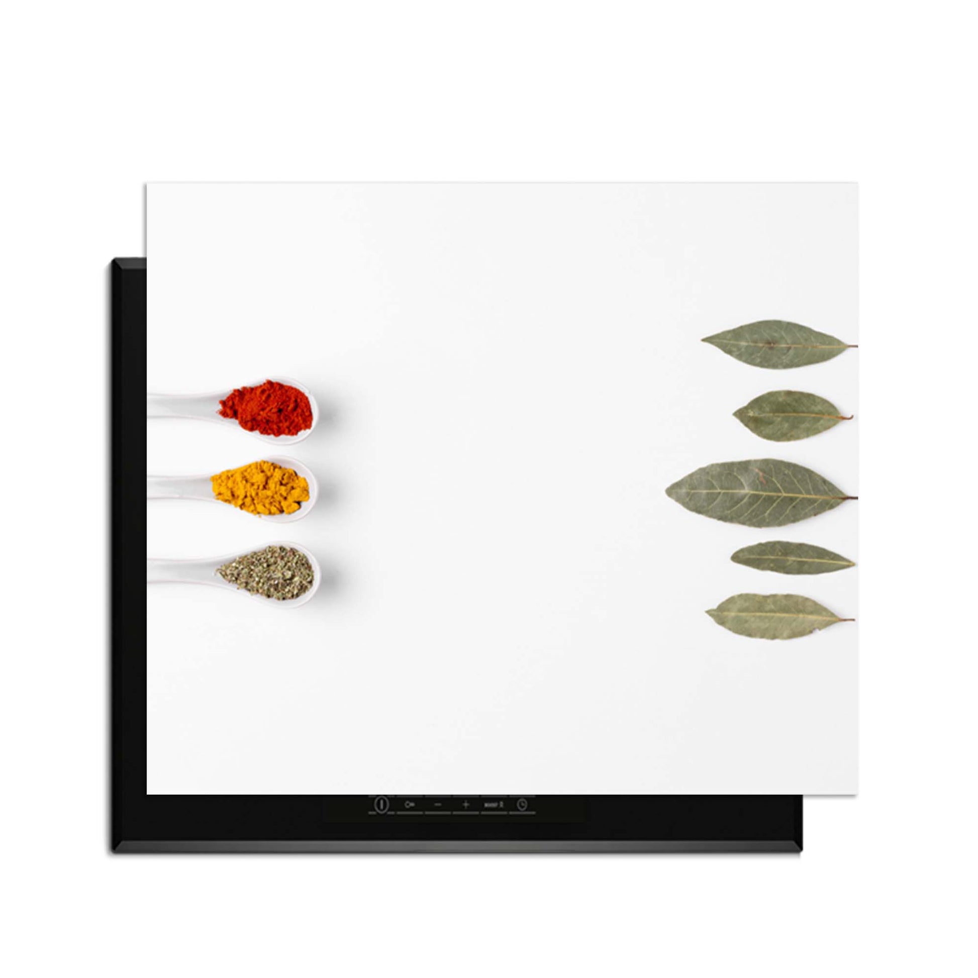 Bay & Blend - Inductie Beschermer met kruiden en specerijen op een moderne inductiekookplaat.