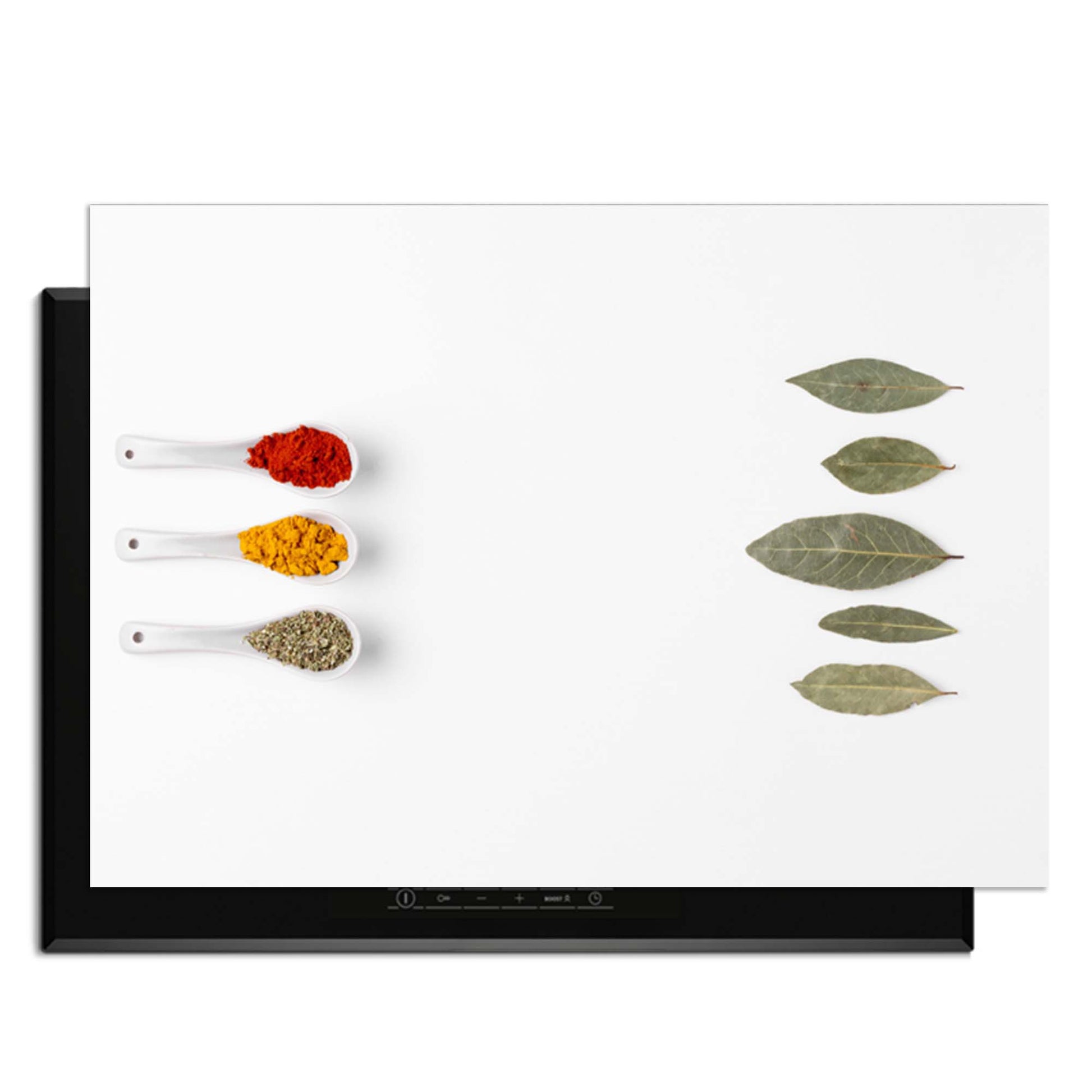 Bay & Blend - Inductie Beschermer met specerijen en laurierbladen op een moderne kookplaat.