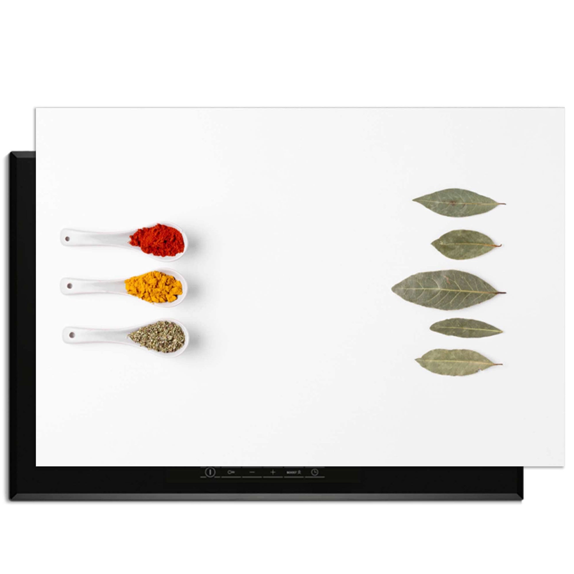 Bay & Blend - Inductie Beschermer met kruiden en specerijen op een inductiekookplaat.