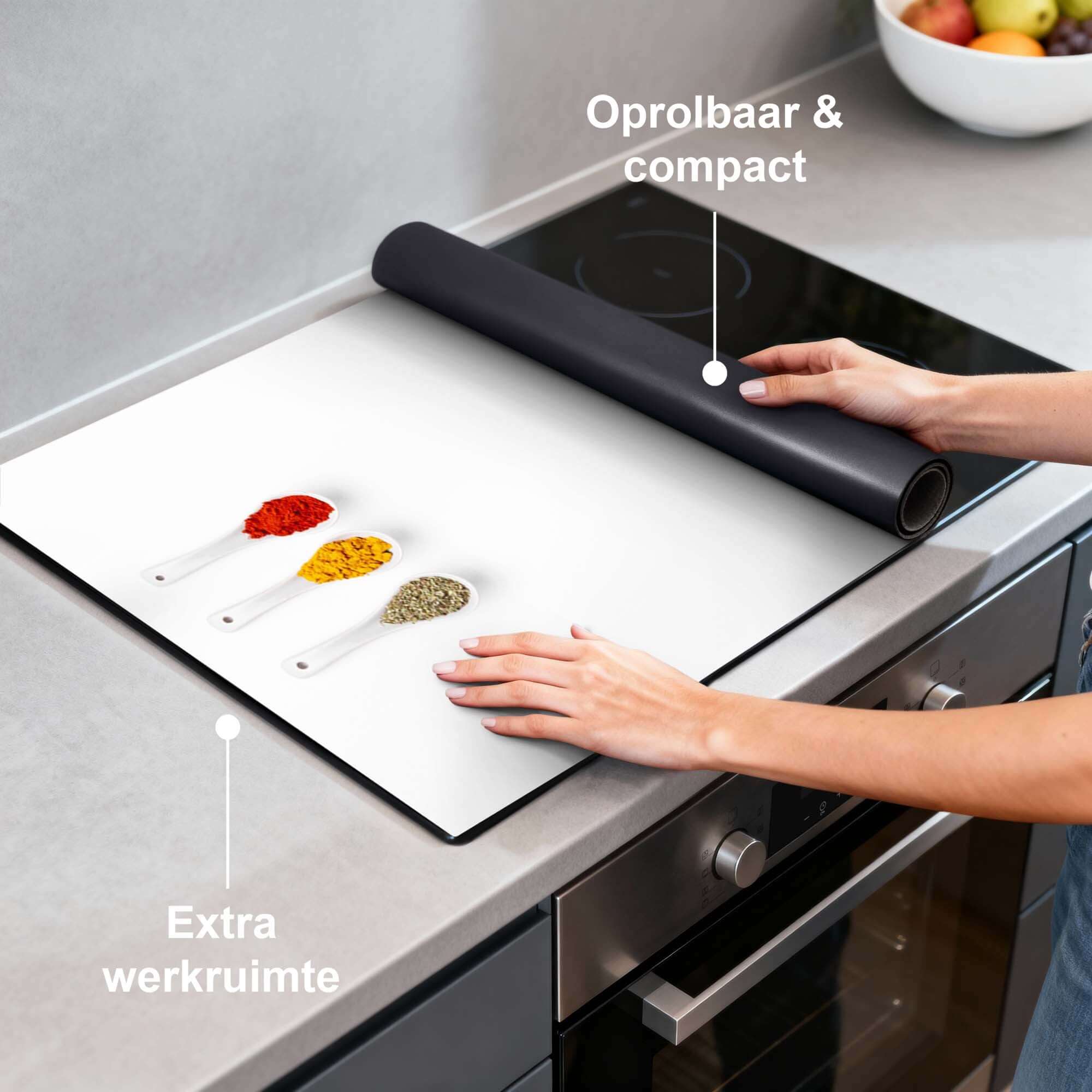 Bay & Blend - Inductie Beschermer op inductiekookplaat met kruiden en extra werkruimte.