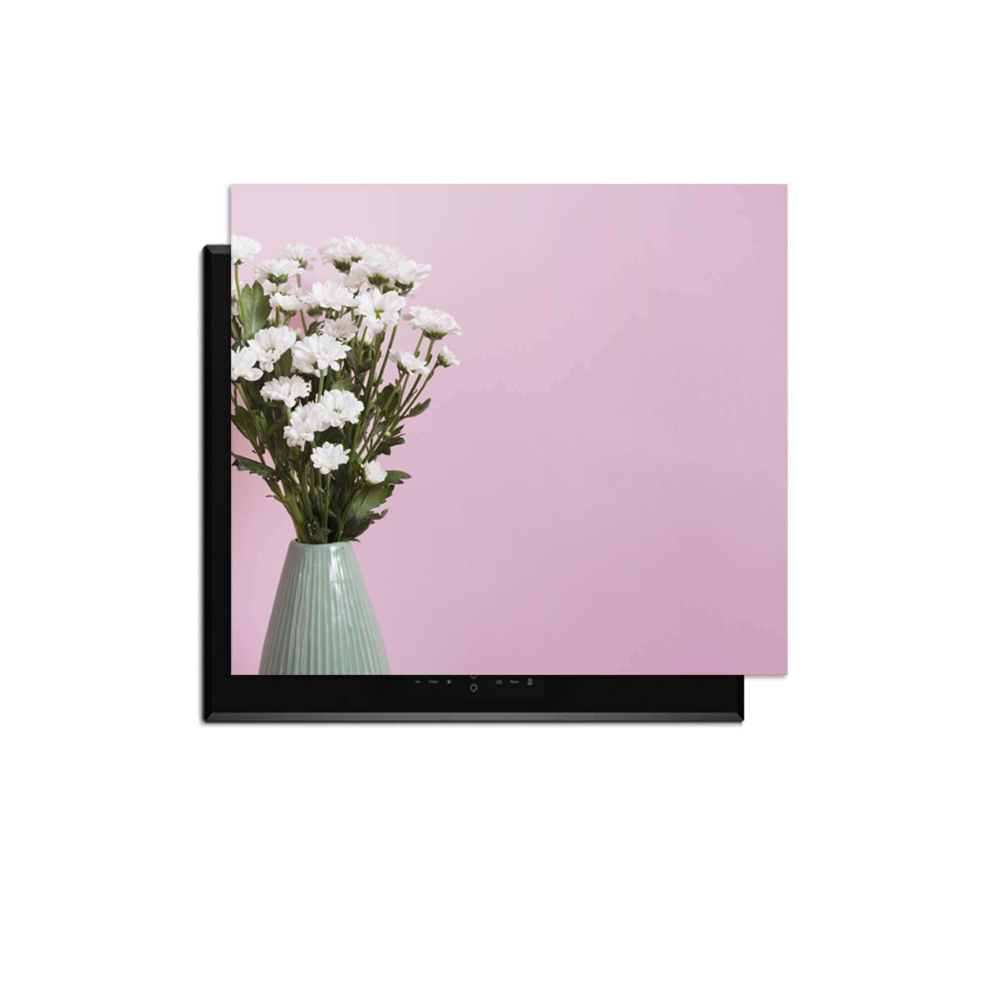 Blush & Bloom - Induktionsschutz mit Blumen in einer Vase auf einem rosa Hintergrund für einen stilvollen Küchenschutz.