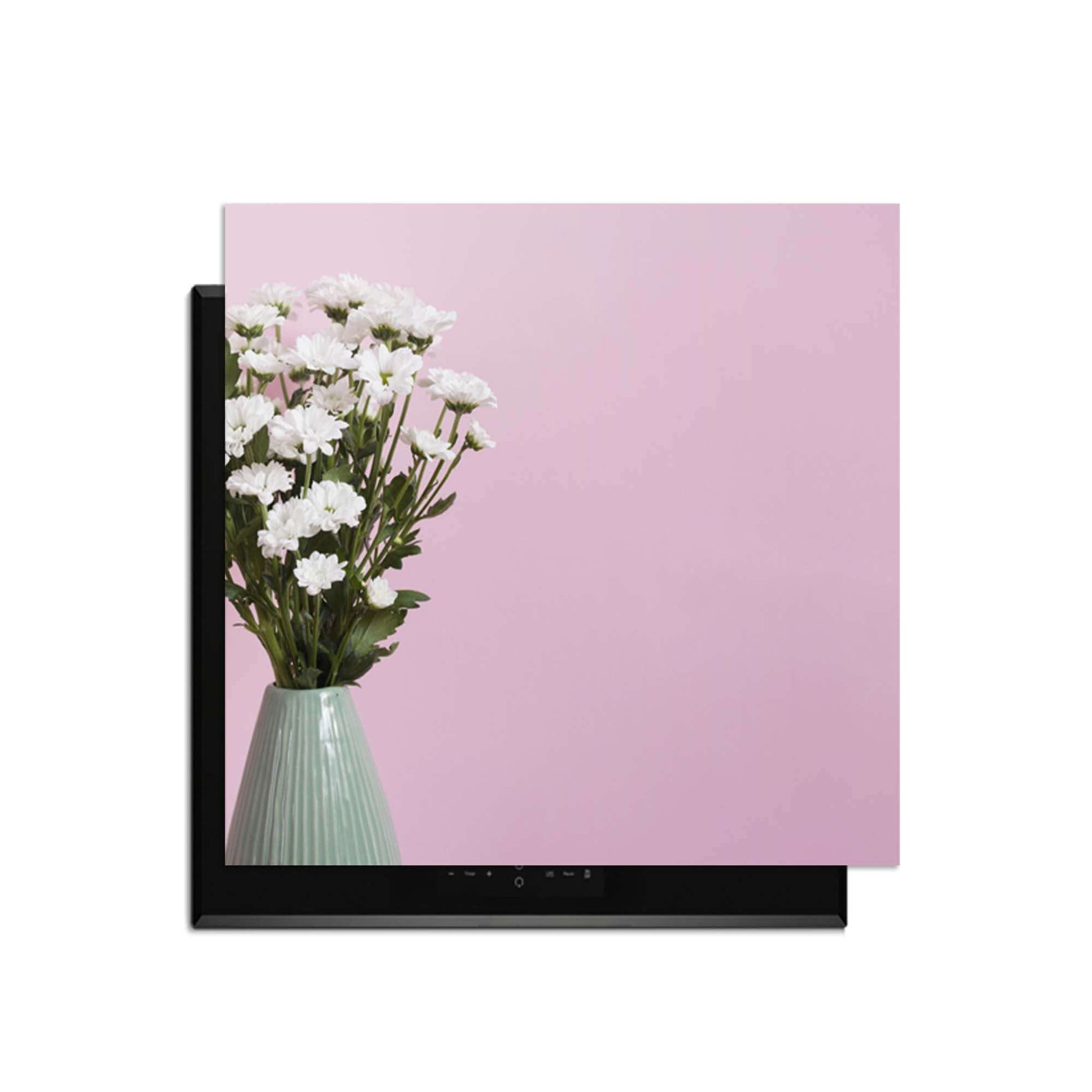 Blush & Bloom - Induktionsschutz mit Blumen in einer Vase auf einem rosa Hintergrund.
