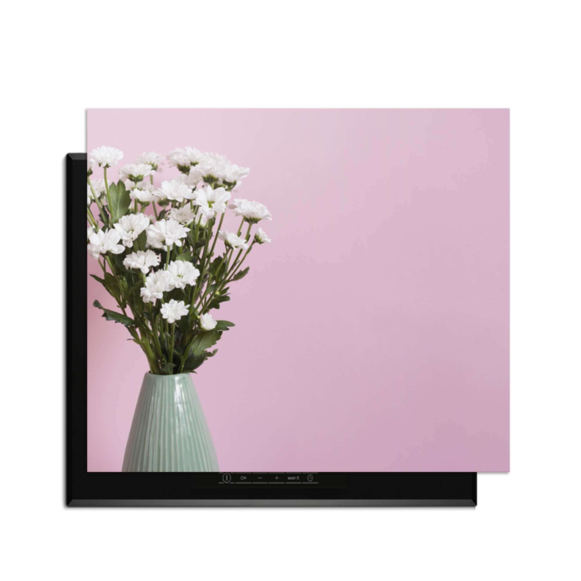 Blush & Bloom - Induktionsschutz mit Blumen in einer Vase vor einem rosa Hintergrund.