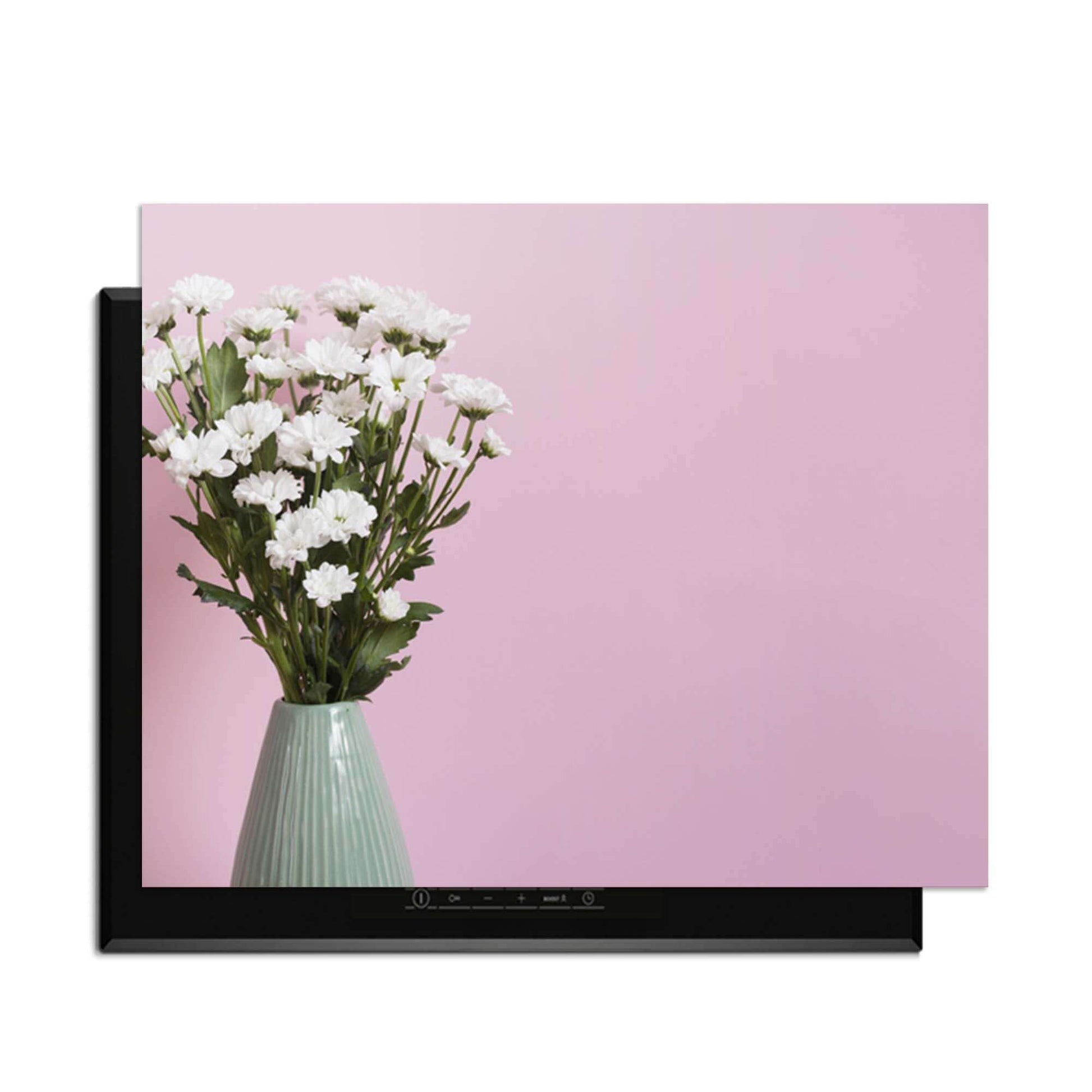 Blush & Bloom - Induktionsschutz mit einer Vase voller Blumen auf einem rosa Hintergrund.