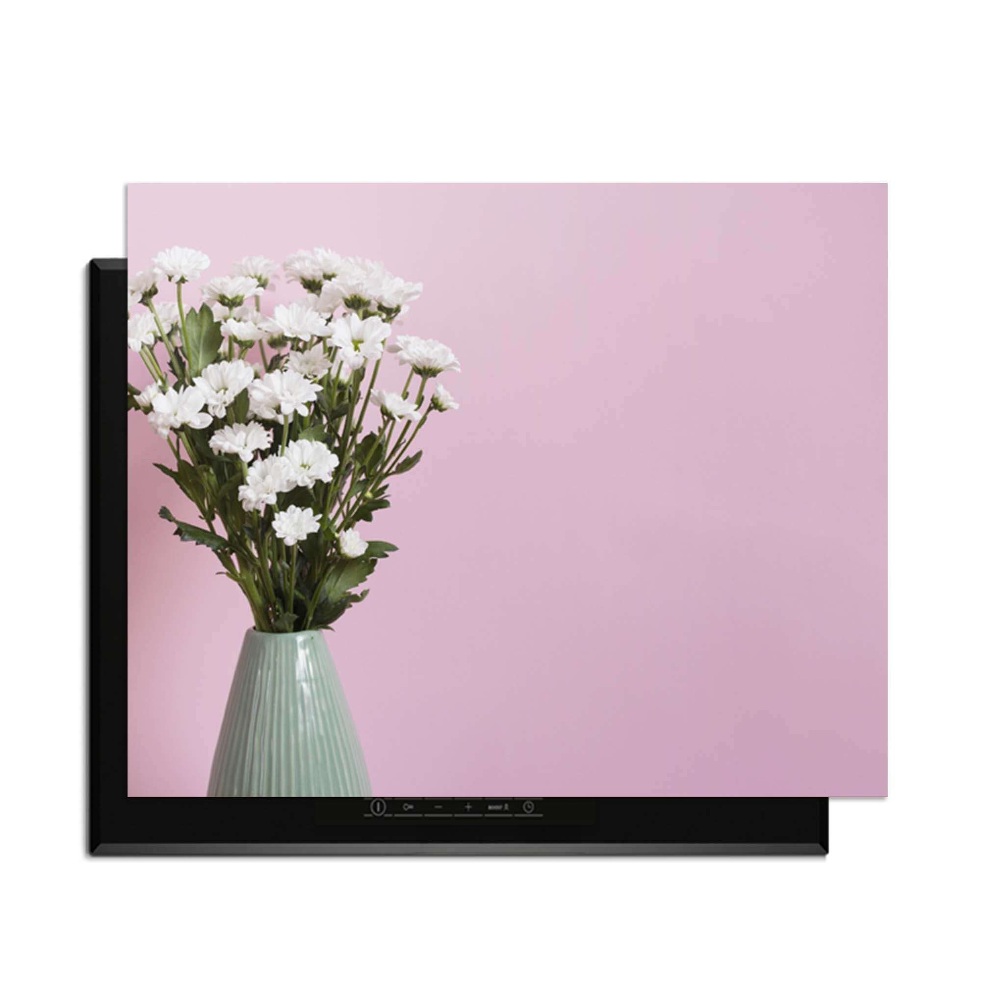 Blush & Bloom - Induktionsschutz mit einer Vase voller Blumen auf einem rosa Hintergrund.