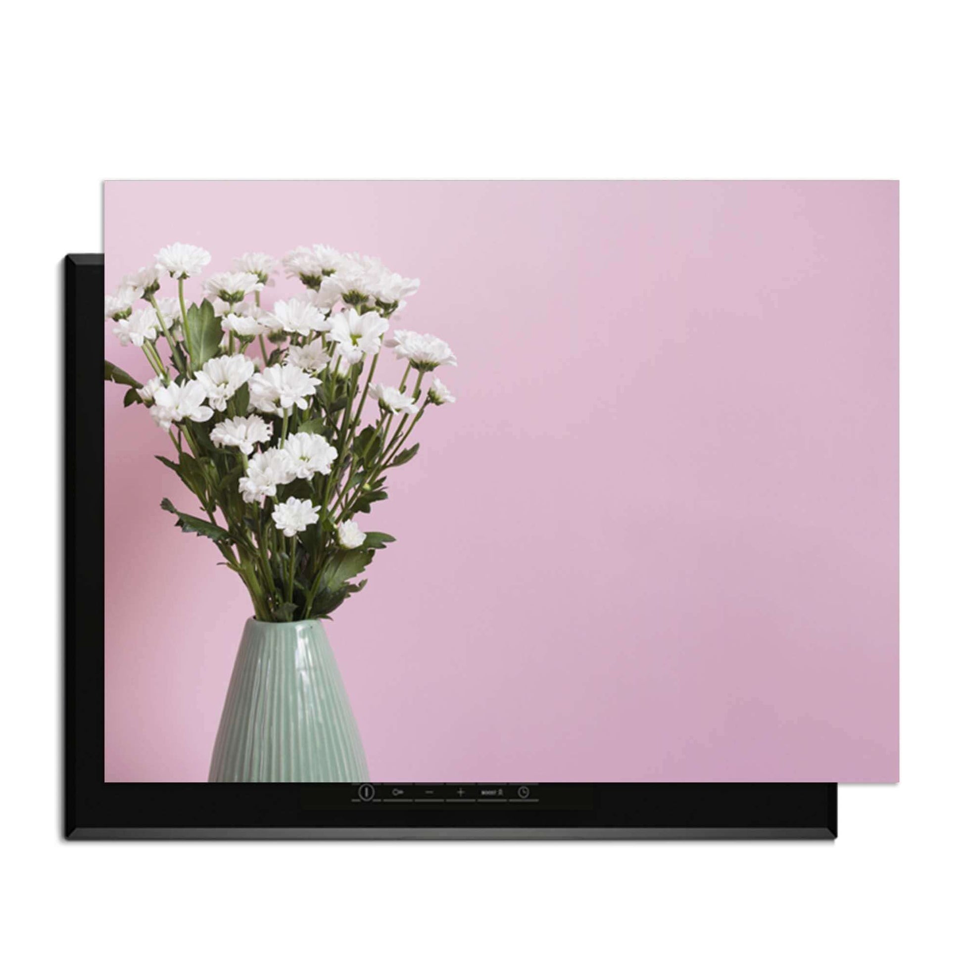 Blush & Bloom - Induktionsschutz mit einem Blumenarrangement auf einem verstellbaren Induktionskochfeld.