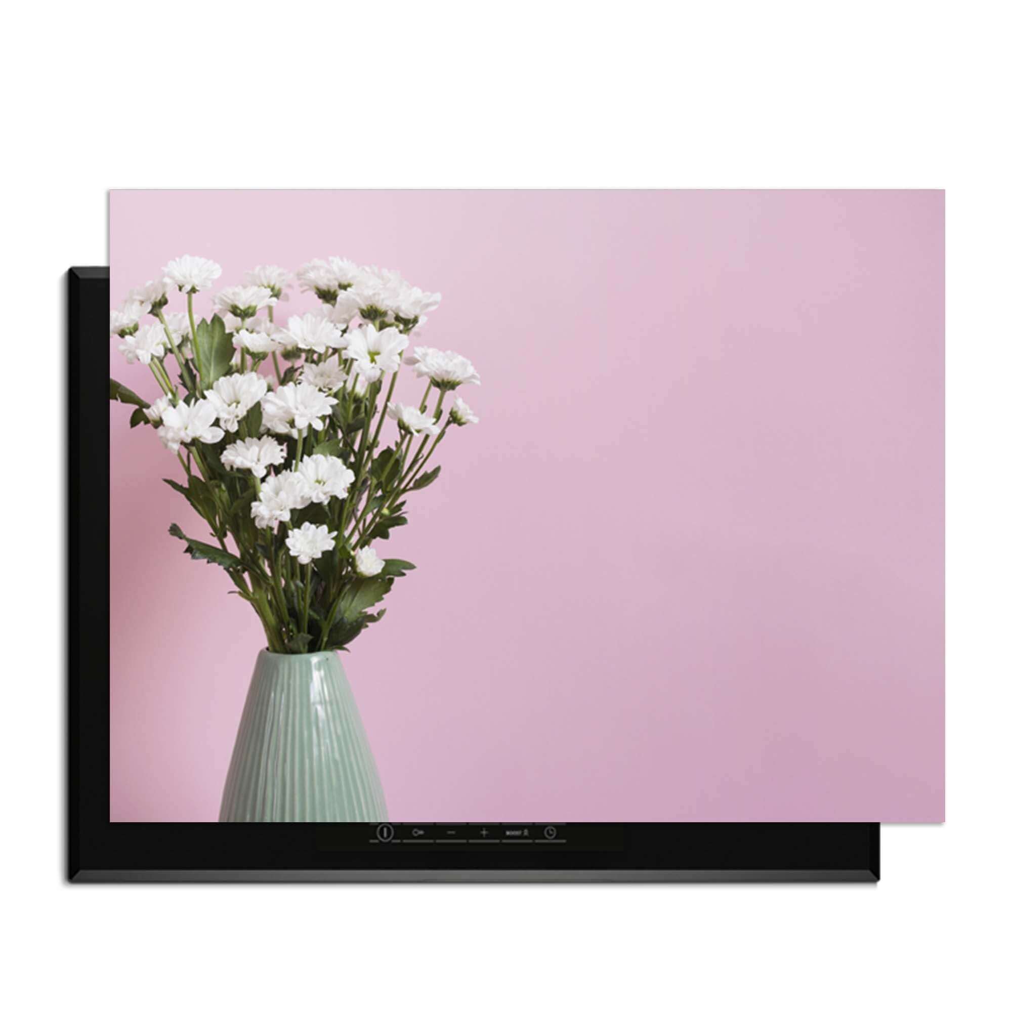 Blush & Bloom - Induktionsschutz mit einem Blumenarrangement auf einem verstellbaren Induktionskochfeld.