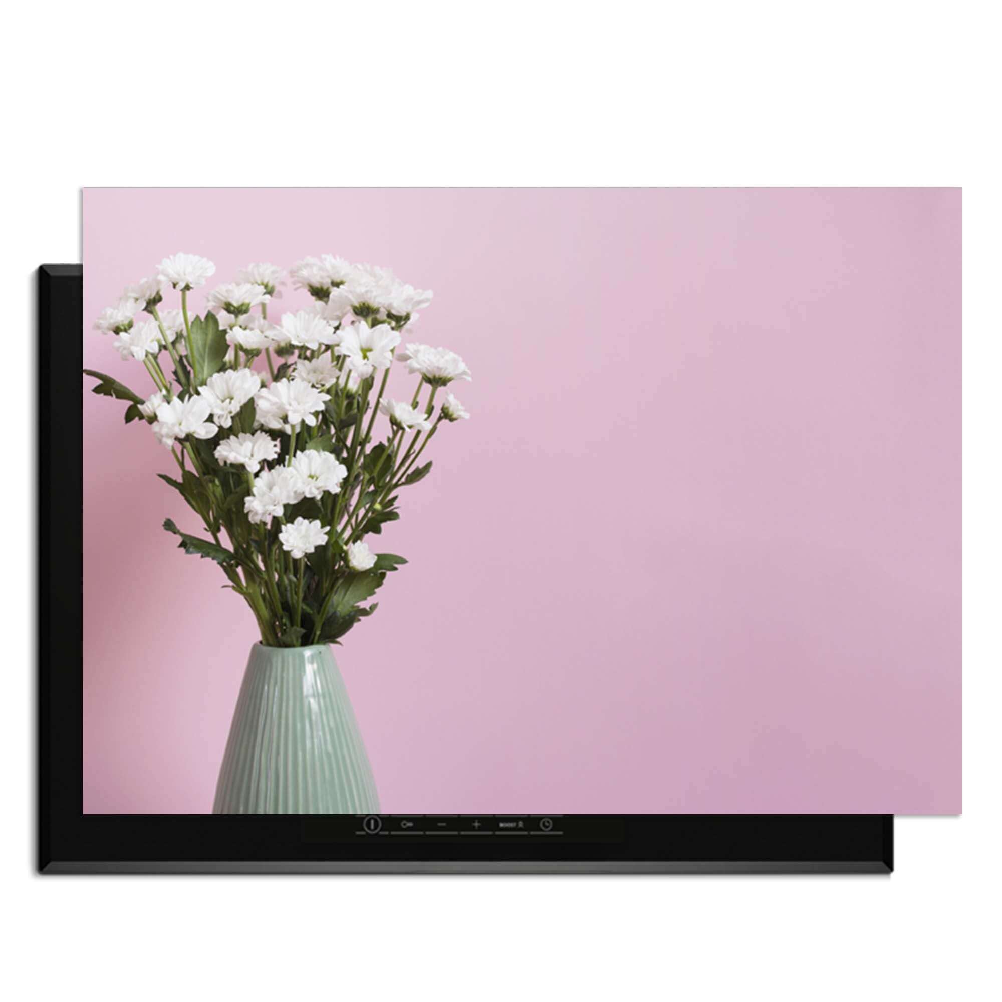 Blush & Bloom - Induktionsschutz mit einer grünen Vase und weißen Blumen auf rosa Hintergrund.