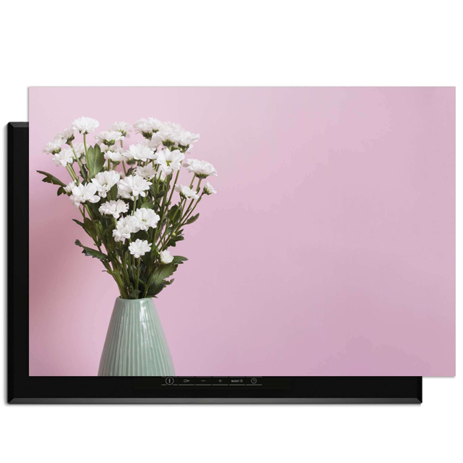 Blush & Bloom - Induktionsschutz mit einer Vase mit Blumen auf rosa Hintergrund.