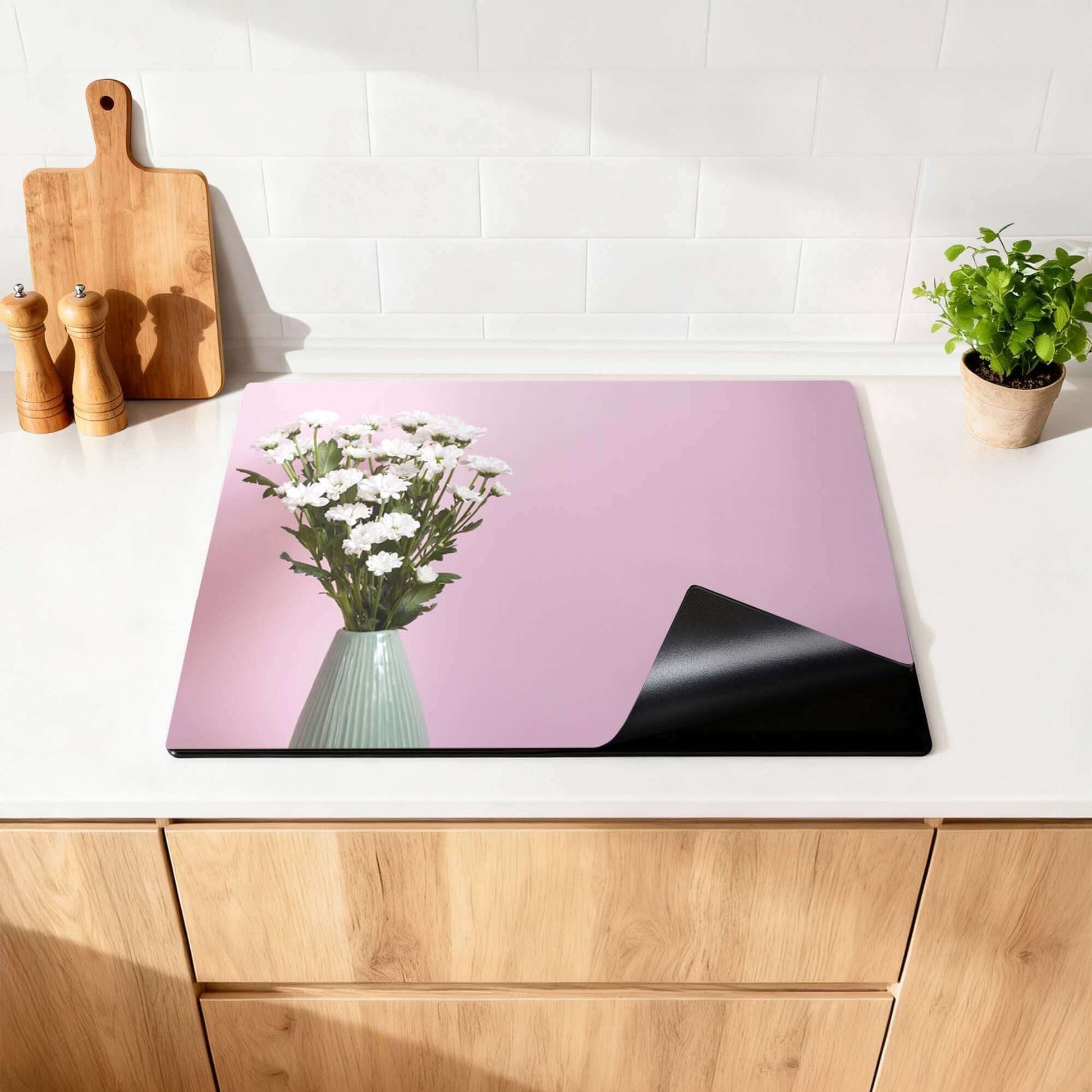 Blush & Bloom - Induktionsschutz mit Eleganz und Stil auf einer modernen Küchenarbeitsplatte.