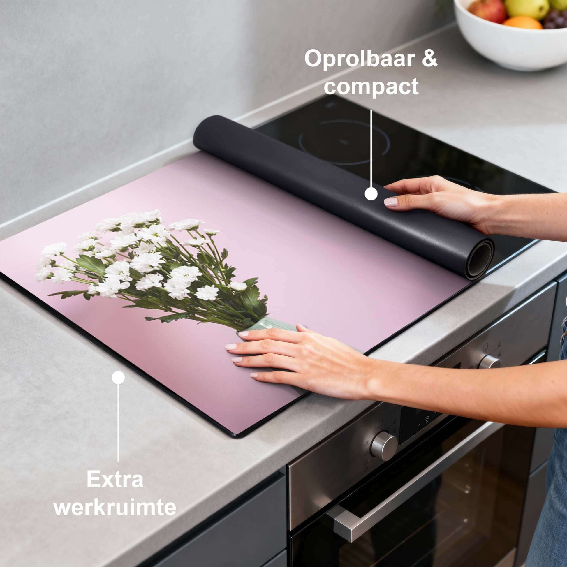 Blush & Bloom - Induktionsschutz auf dem Kochfeld, aufrollbar und kompakt mit floralem Design.
