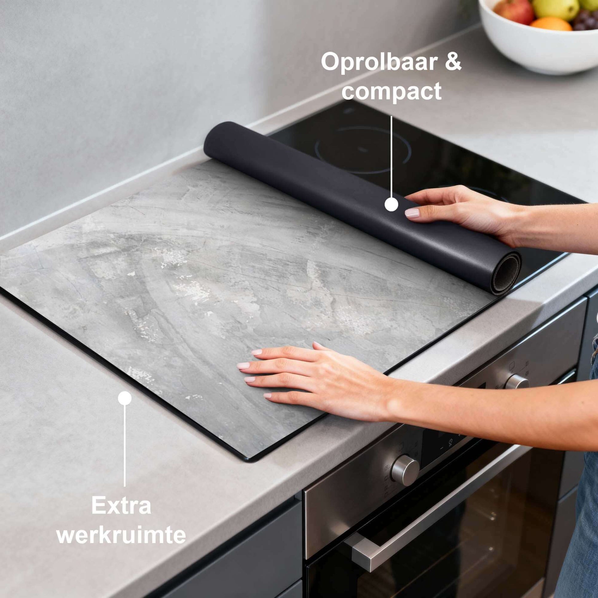 Concrete Flow - Induction Protector auf einem Kochfeld mit zusätzlicher Arbeitsfläche und Aufrollfunktion.