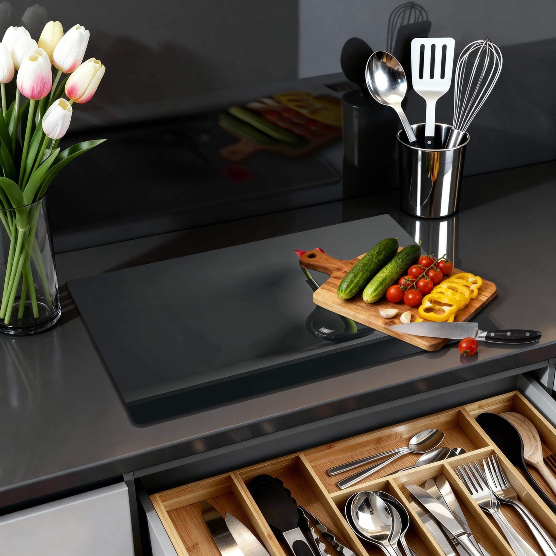 Crimson Silence - Induktionsschutz auf einer modernen Küche mit Gemüse und Utensilien.