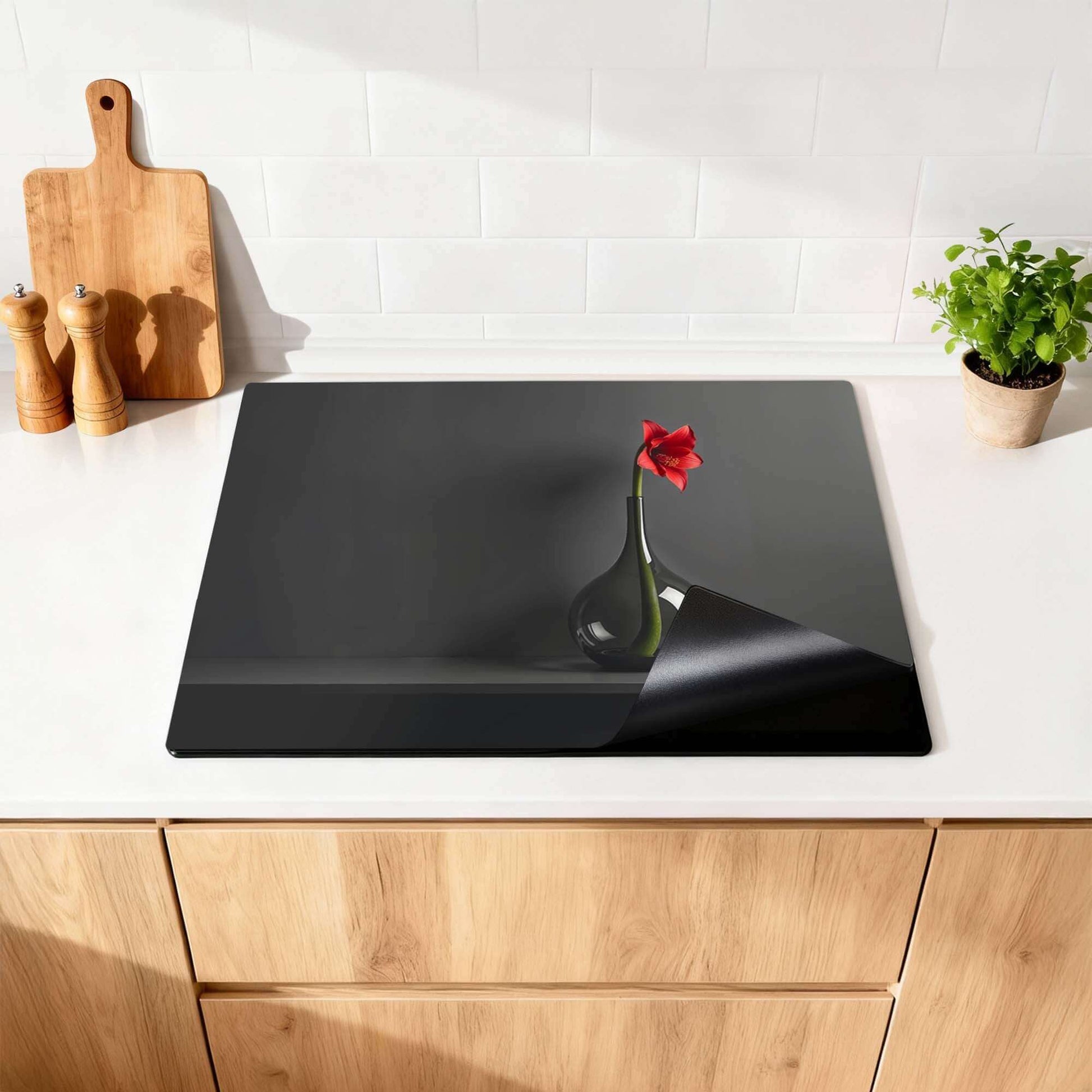 Crimson Silence - Induktionsschutz mit modernem Stil und Schutz für Induktionskochfeld und Küche.