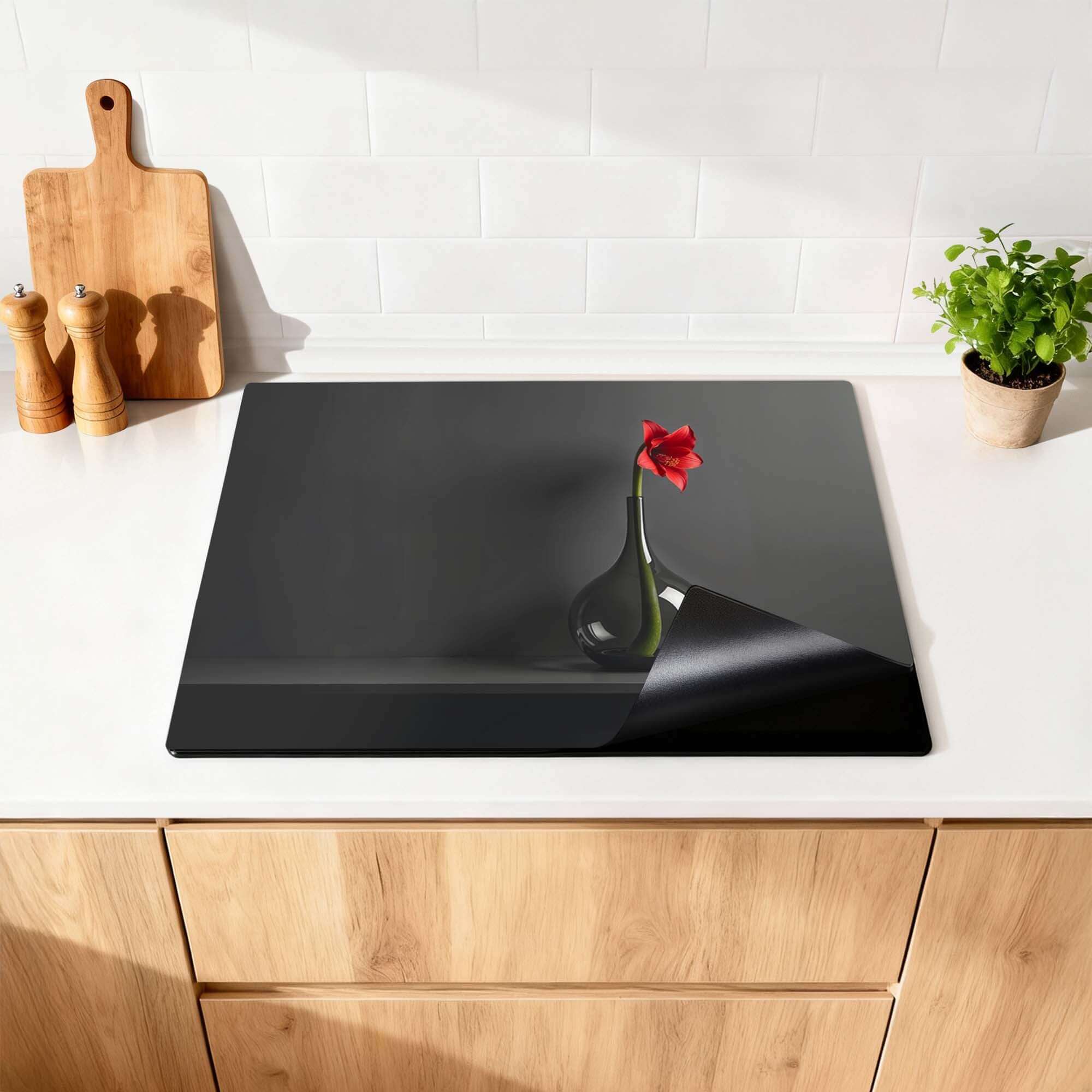 Crimson Silence - Inductie Beschermer met moderne stijl en bescherming voor inductiekookplaat en keuken.