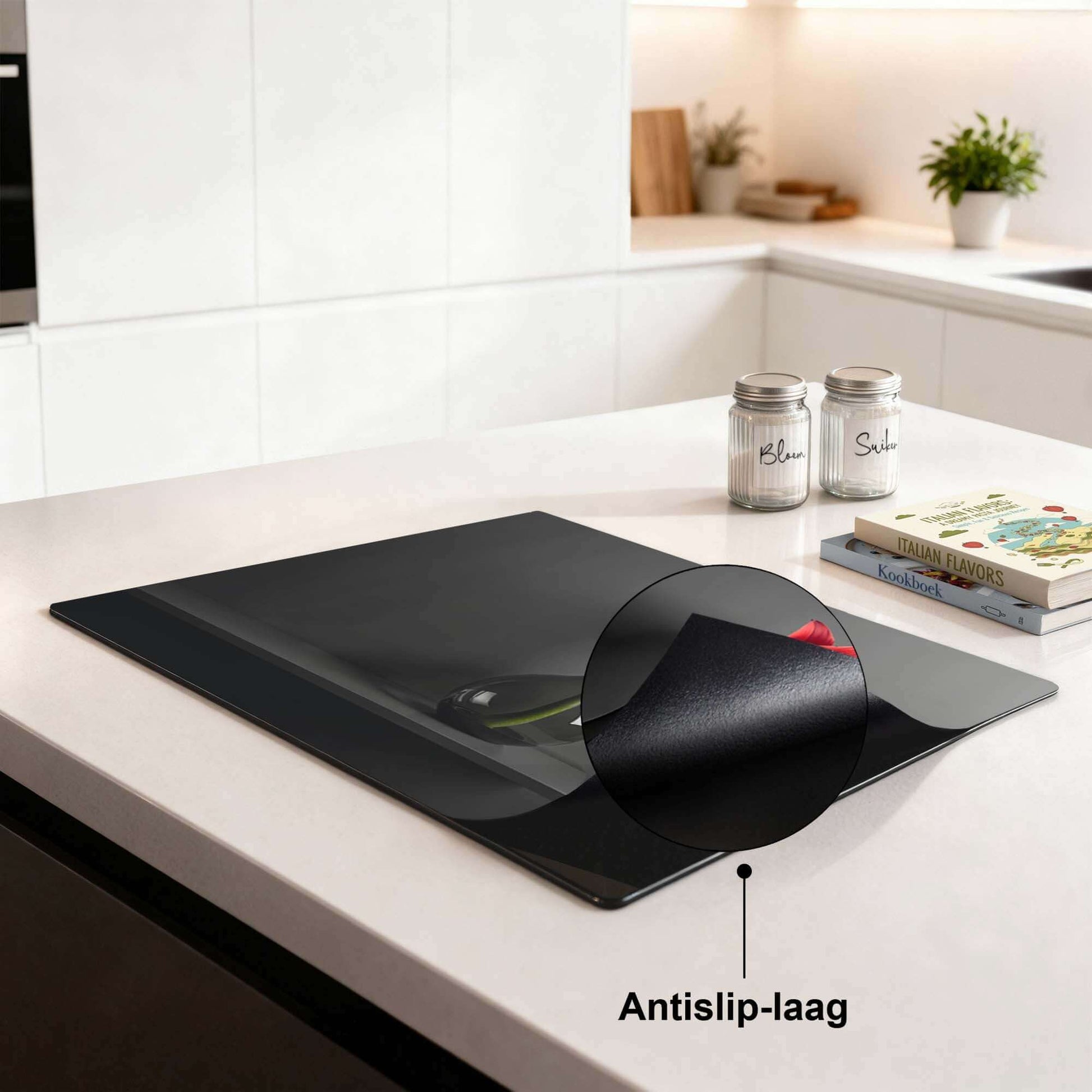 Crimson Silence - Induktionsschutz mit Anti-Rutsch-Beschichtung auf einer modernen Küchenarbeitsplatte.