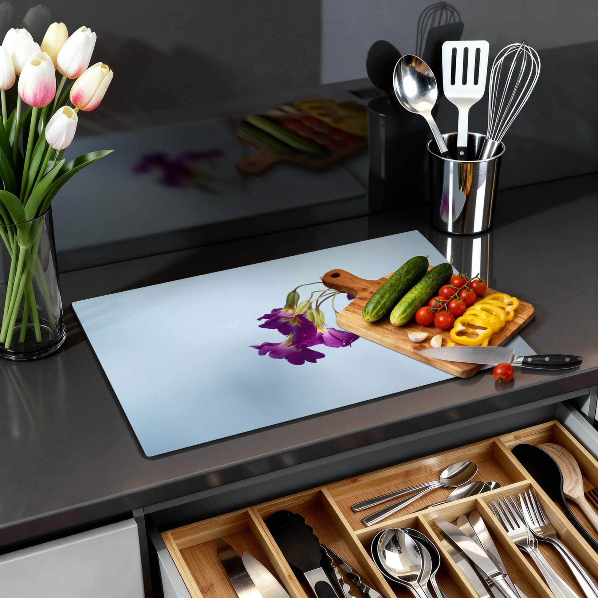 Delicate Drop - Induction Protector auf einer modernen Küche mit Gemüse und Blumen.
