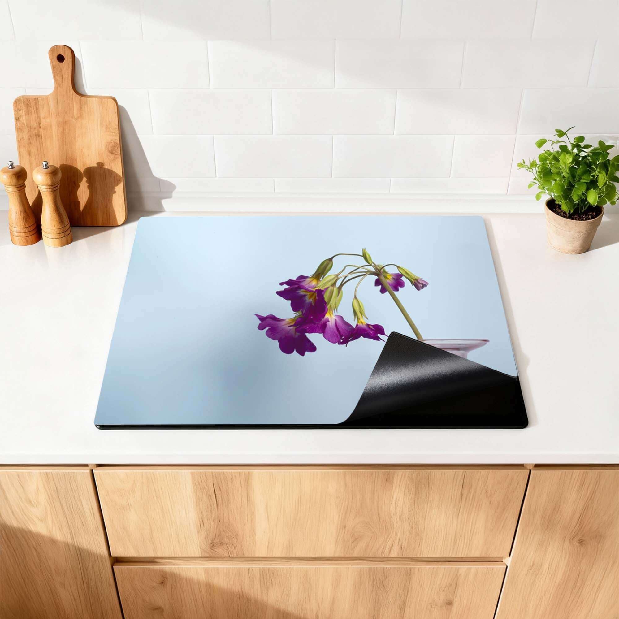 Delicate Drop - Inductie Beschermer op een moderne keukenoppervlak met paarse bloemen