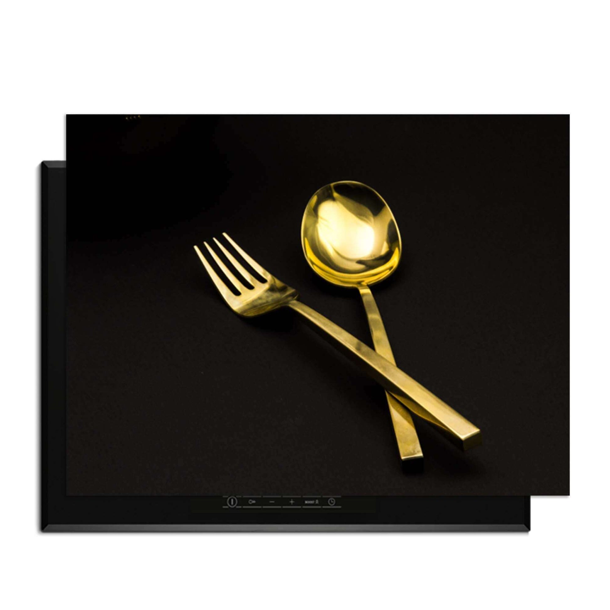 Dining Deluxe - Inductie Beschermer met gouden bestek op een zwarte achtergrond.