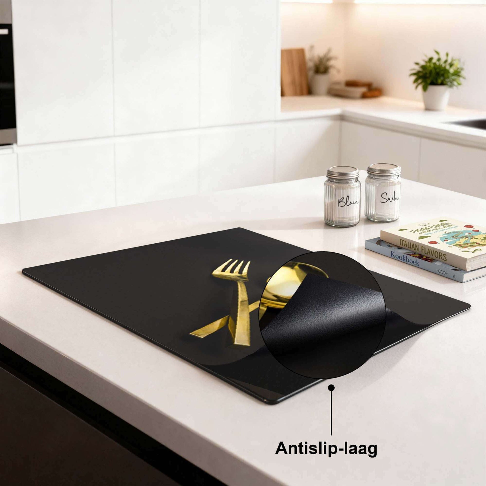 Dining Deluxe - Inductie Beschermer op een moderne keukenoppervlak met antislip-laag en elegante uitstraling.