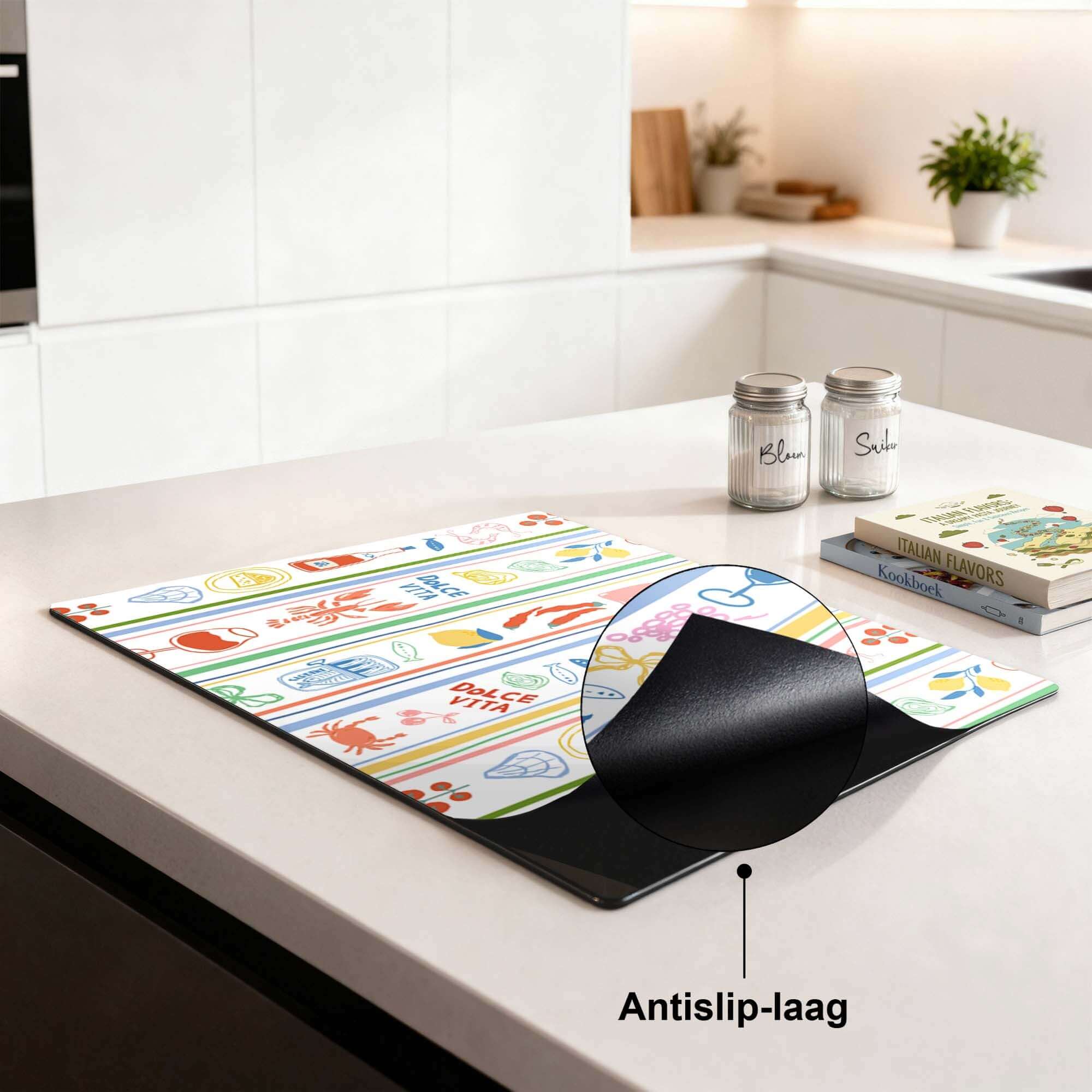 Dolce Stripes - Inductie Beschermer met kleurrijke mediterrane iconen en antislip-laag op een keukenaanrecht.