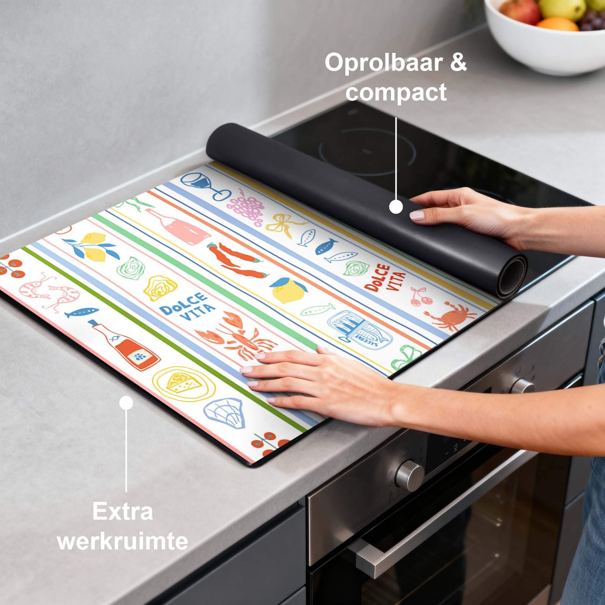 Dolce Stripes - Inductie Beschermer met kleurrijke mediterrane iconen, oprolbaar en compact voor extra werkruimte in de keuken.