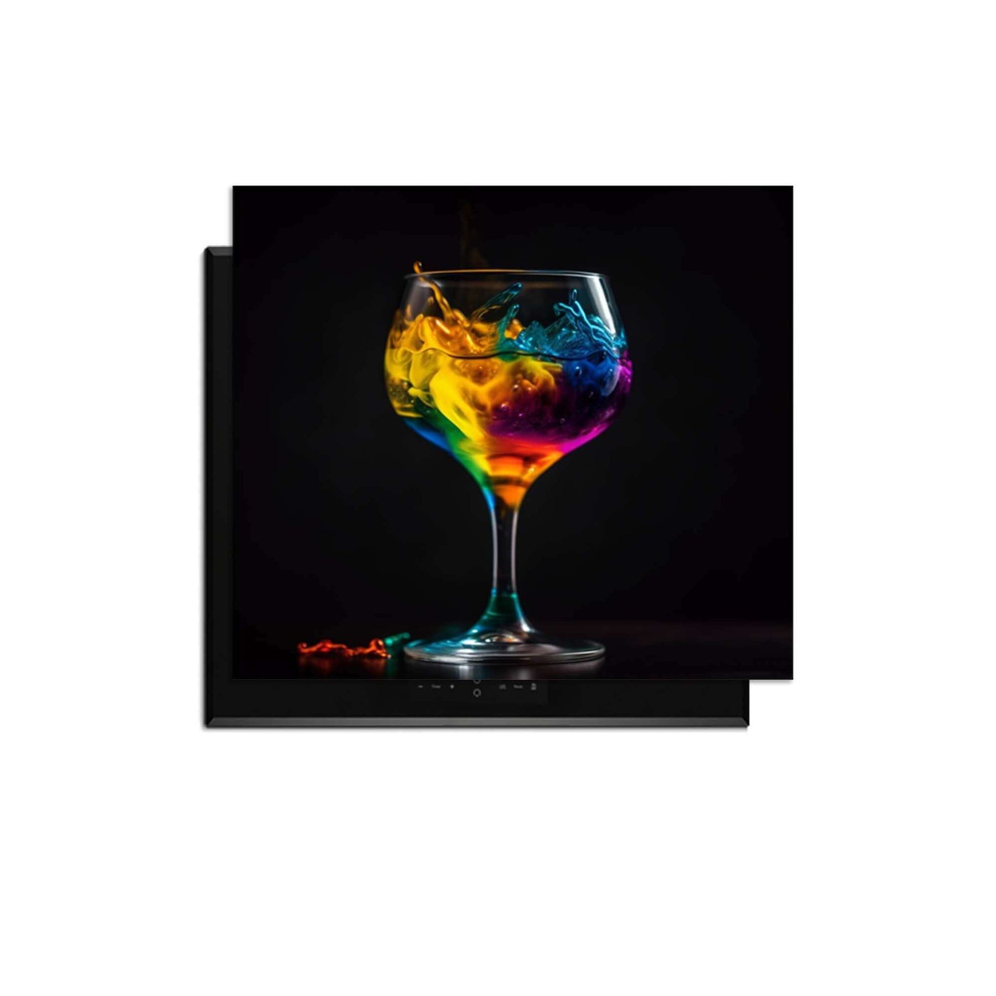 Drip & Sip - Inductie Beschermer met kleurrijk drankje in een glas op donkere achtergrond