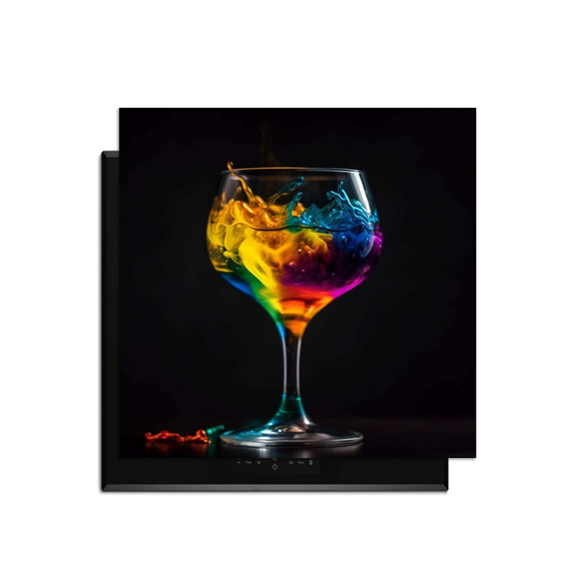 Drip & Sip - Inductie Beschermer met kleurrijke vloeistof in een glas op een zwarte achtergrond.