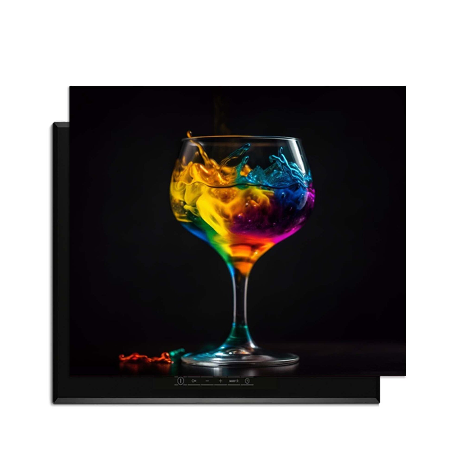 Drip & Sip - Inductie Beschermer met kleurrijke drank in een elegant glas op een donkere achtergrond.