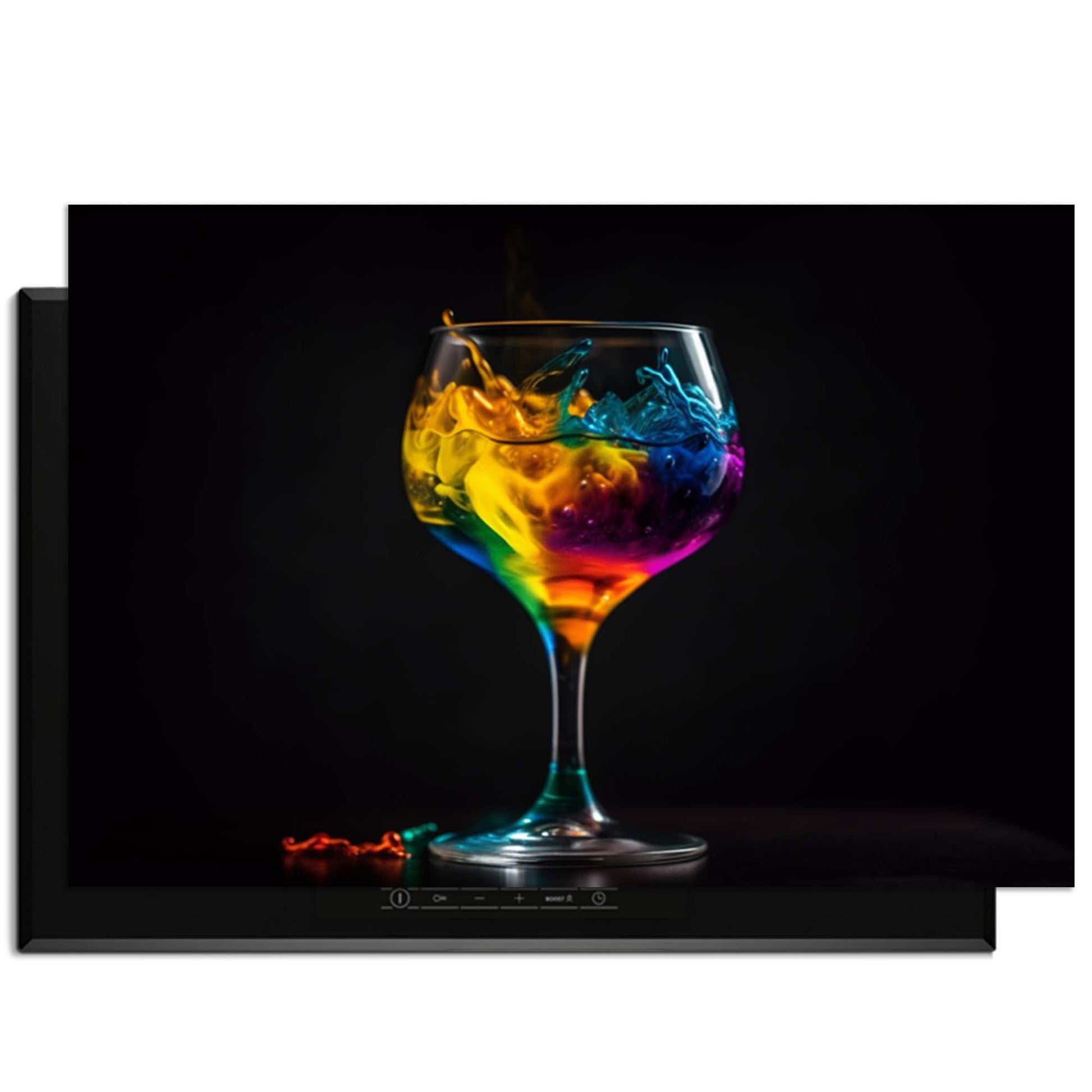 Drip & Sip - Inductie Beschermer met kleurrijke cocktail in glas tegen zwarte achtergrond.