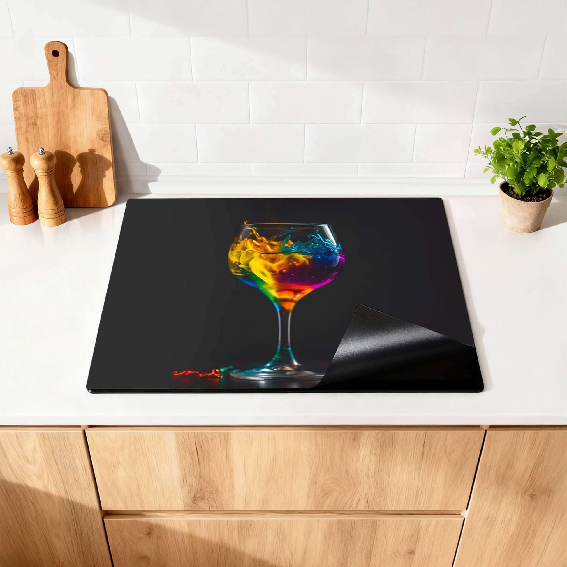 Drip & Sip - Inductie Beschermer met een kleurrijk drankje op een keukenblad.