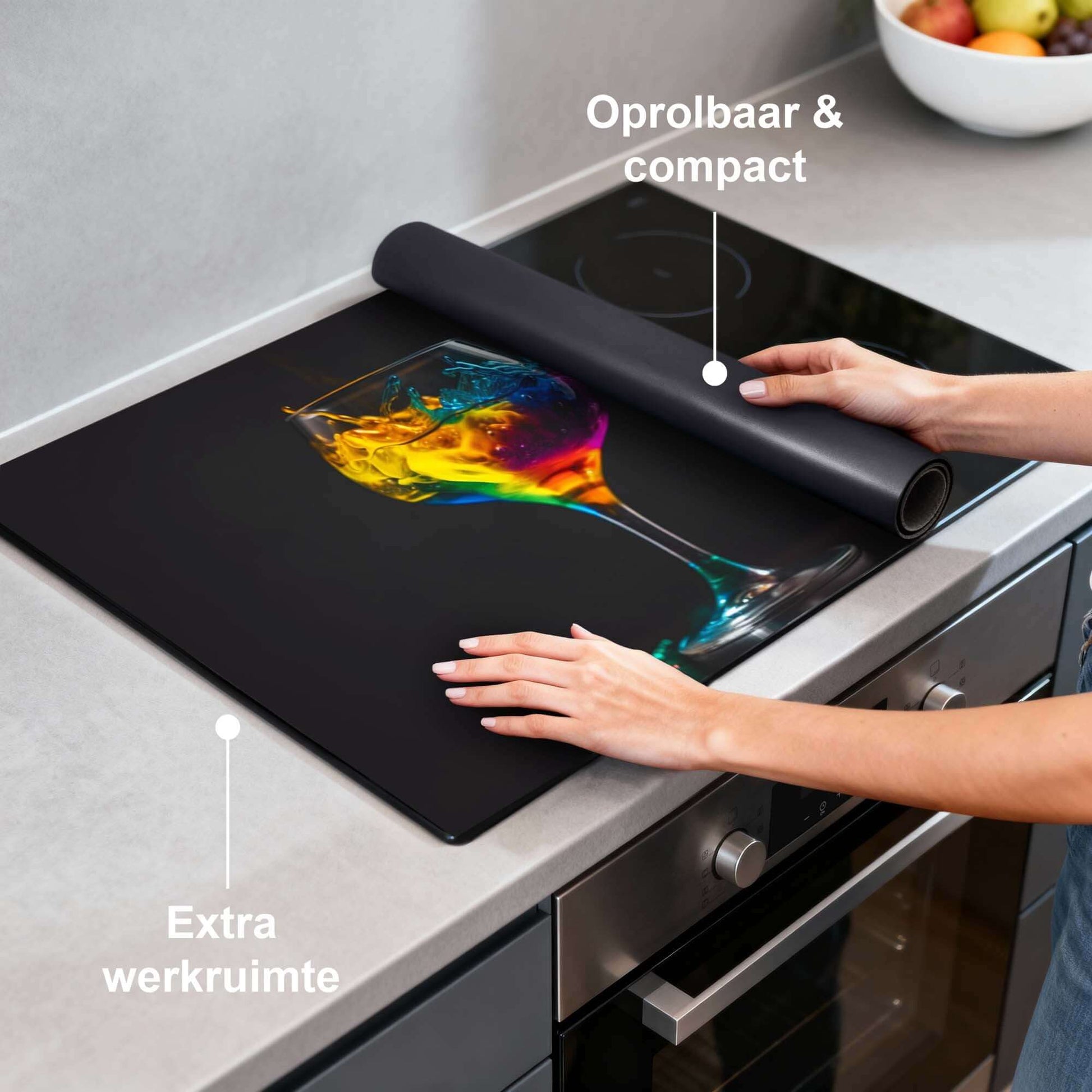 Drip & Sip - Inductie Beschermer op inductiekookplaat met kleurrijke afbeelding van een glas, oprolbaar en compact.