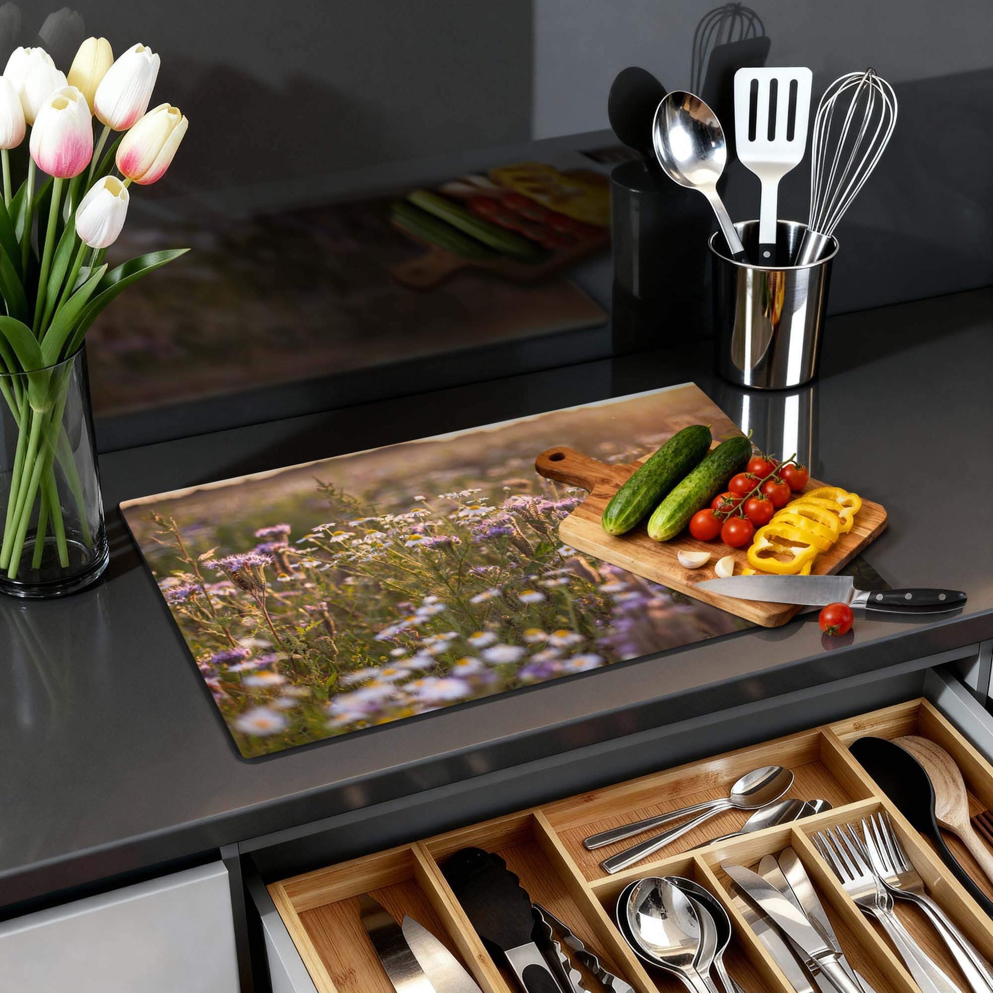Evening Meadow - Induktionswächter auf einer Küchenplatte mit Gemüse und einer Vase mit Tulpen.
