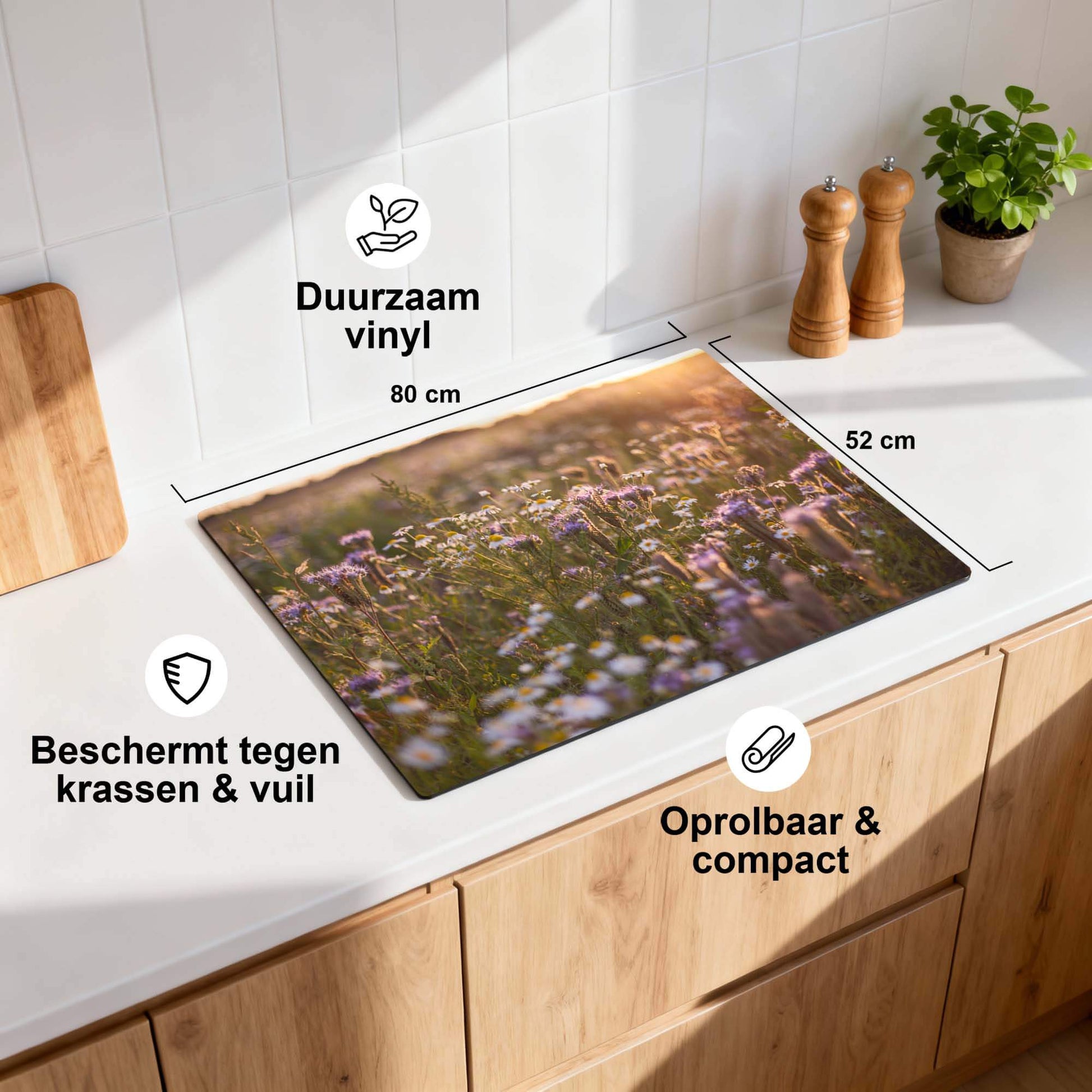 Evening Meadow - Induction Protector auf einer Küchenarbeitsplatte, strapazierfähiges Vinyl schützt vor Kratzern und Schmutz.