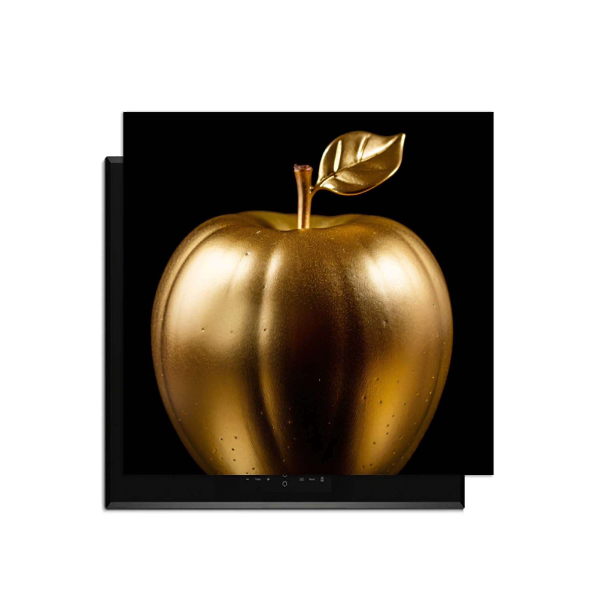 Gouden appel met een glanzende afwerking op een zwarte achtergrond, decoratief en stijlvol.