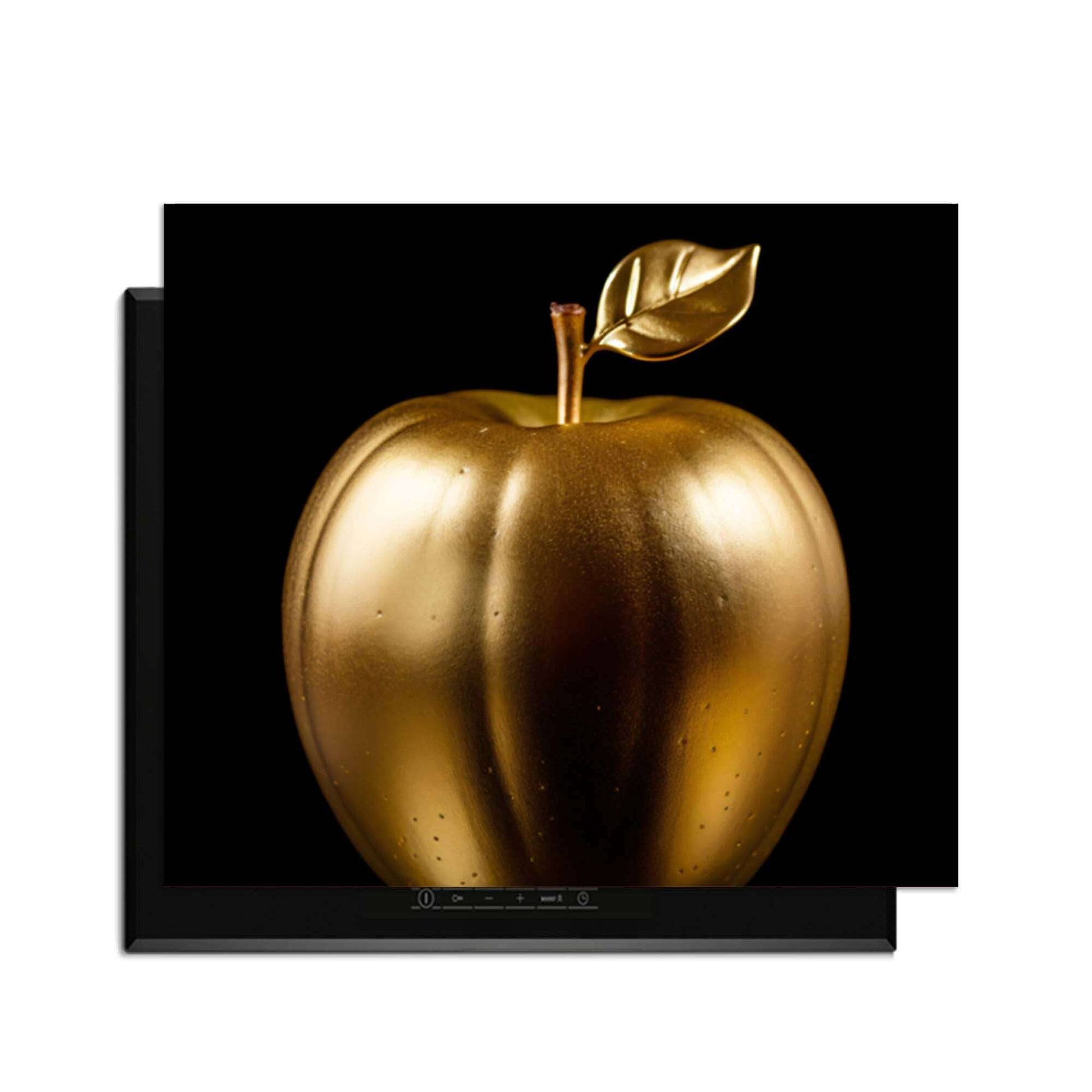 Gouden appel kunstwerk met glanzende afwerking op zwarte achtergrond.