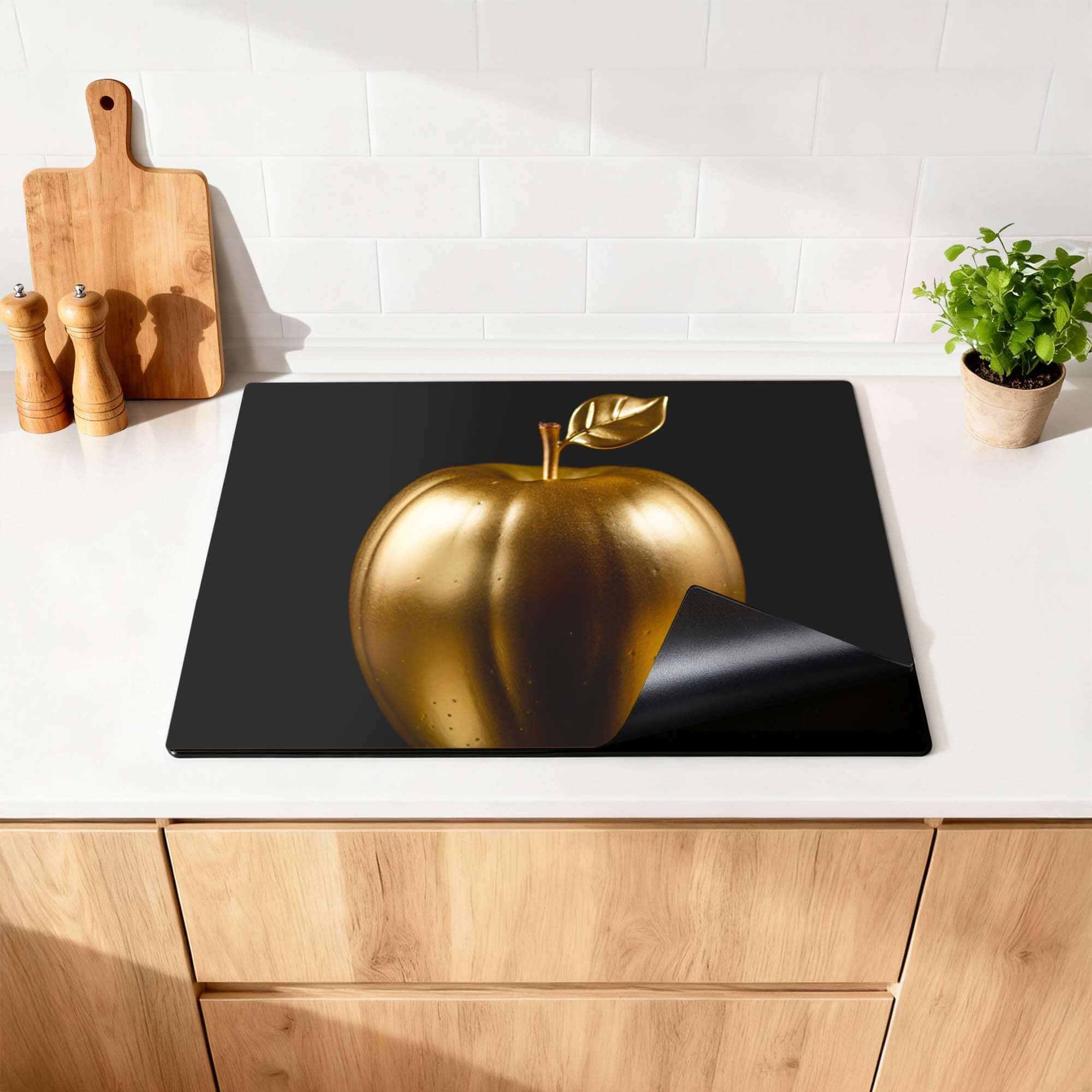 Eve's Edition - Inductie Beschermer met een gouden appel op een moderne keukenachtergrond.