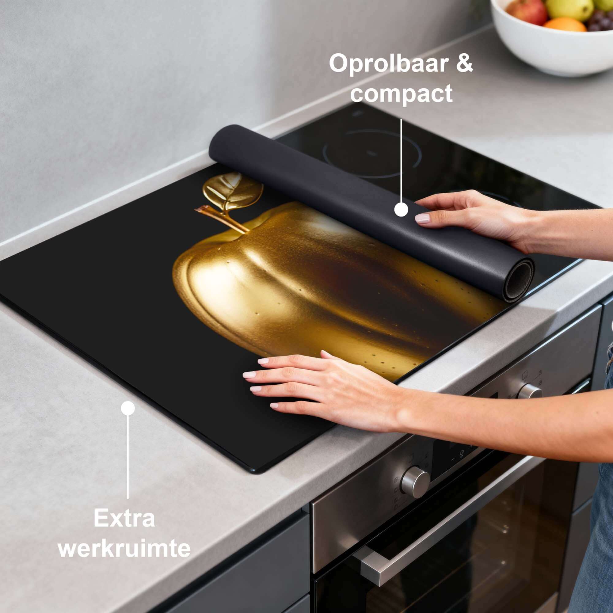 Eve's Edition - Inductie Beschermer op een kookplaat, zorgt voor extra werkruimte en is oprolbaar en compact.