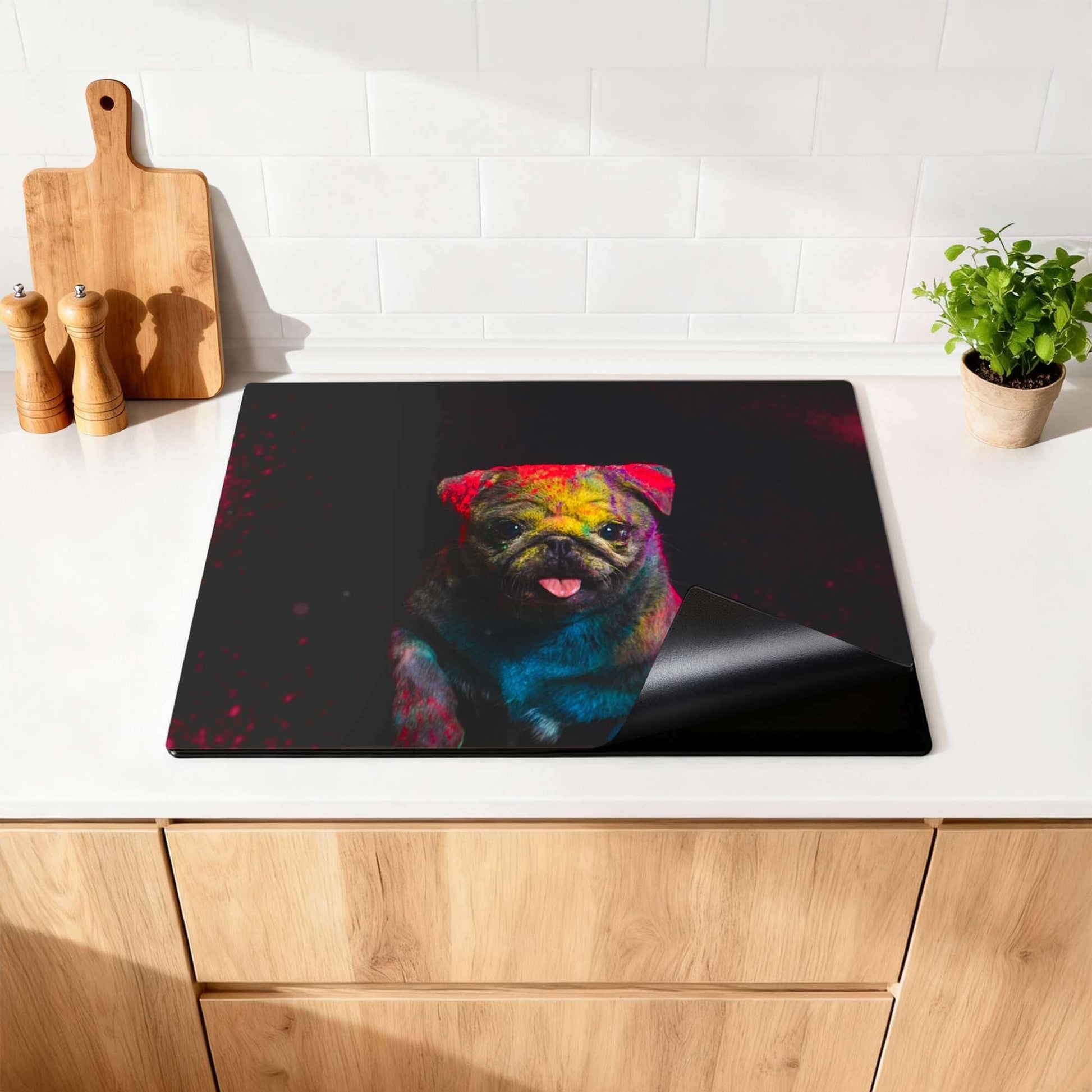 Funky Pup - Induktionsschutz auf einer Küchenarbeitsplatte mit buntem Design.