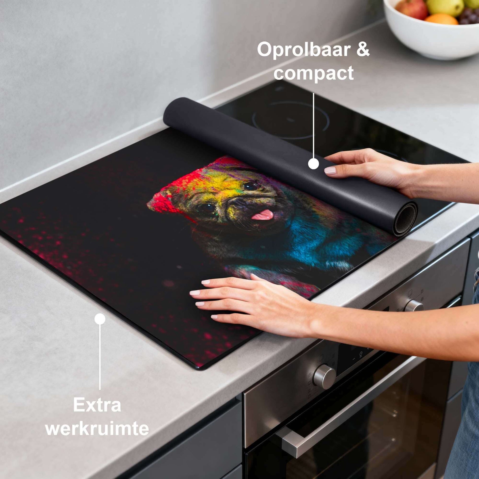 Funky Pup - Induktionsschutz auf einem Kochfeld, kompakt und praktisch für zusätzlichen Arbeitsraum.