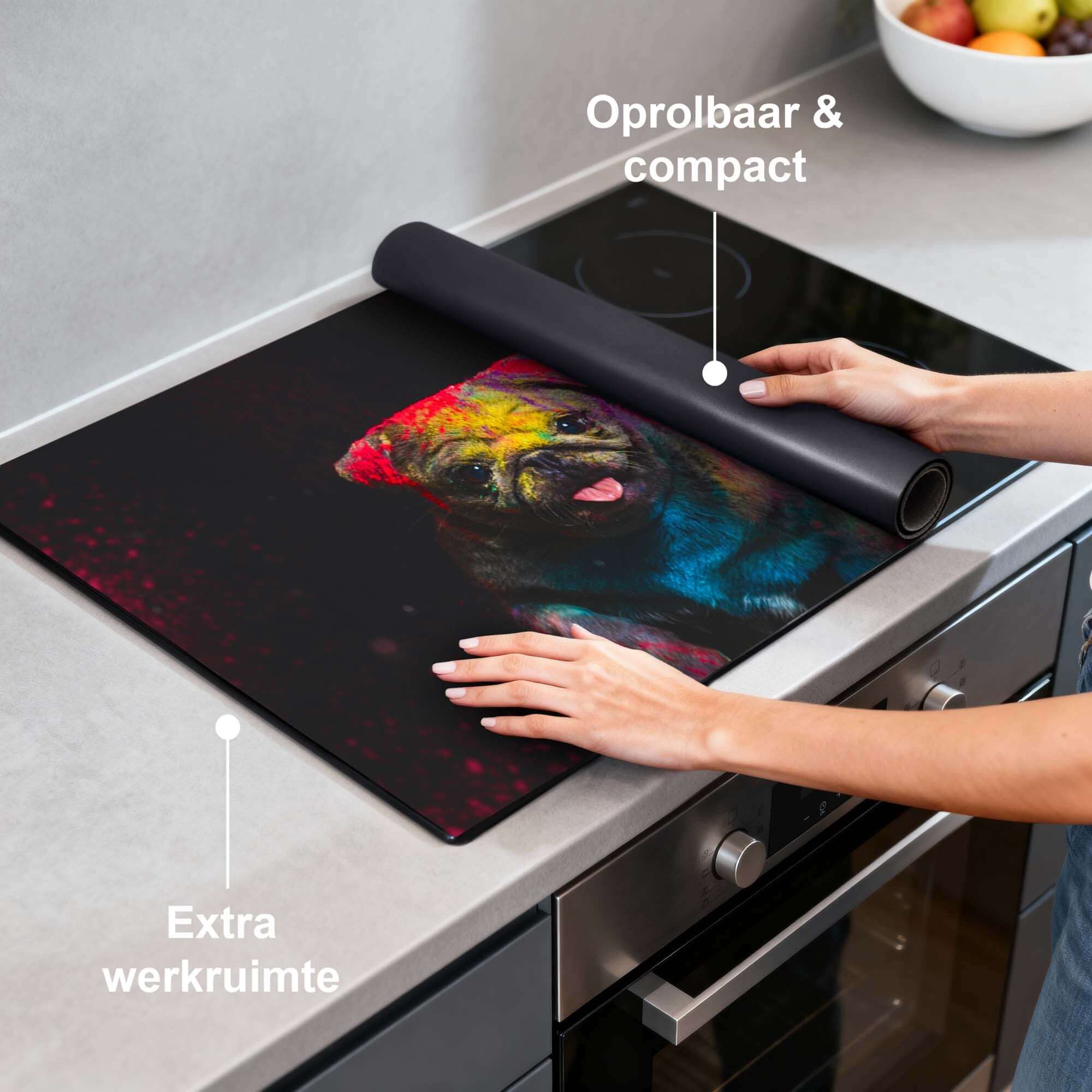 Funky Pup - Induktionsschutz auf einem Kochfeld, kompakt und praktisch für zusätzlichen Arbeitsraum.