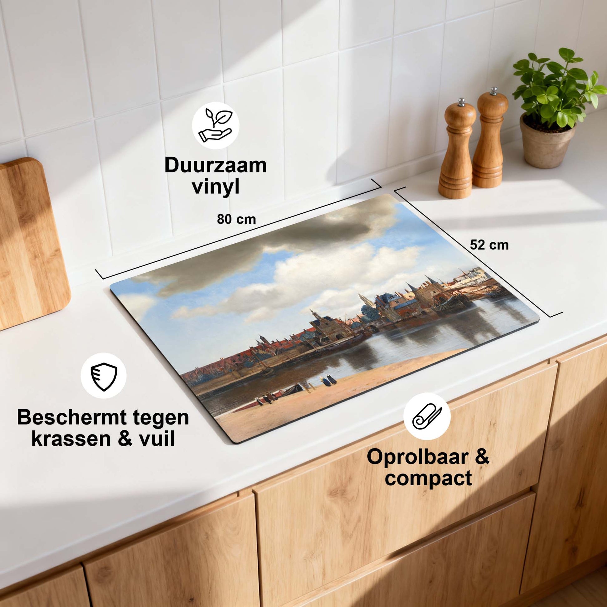 Gezicht op Delft – Inductie Beschermer in moderne keuken, duurzame vinyl met stadsgezicht design.