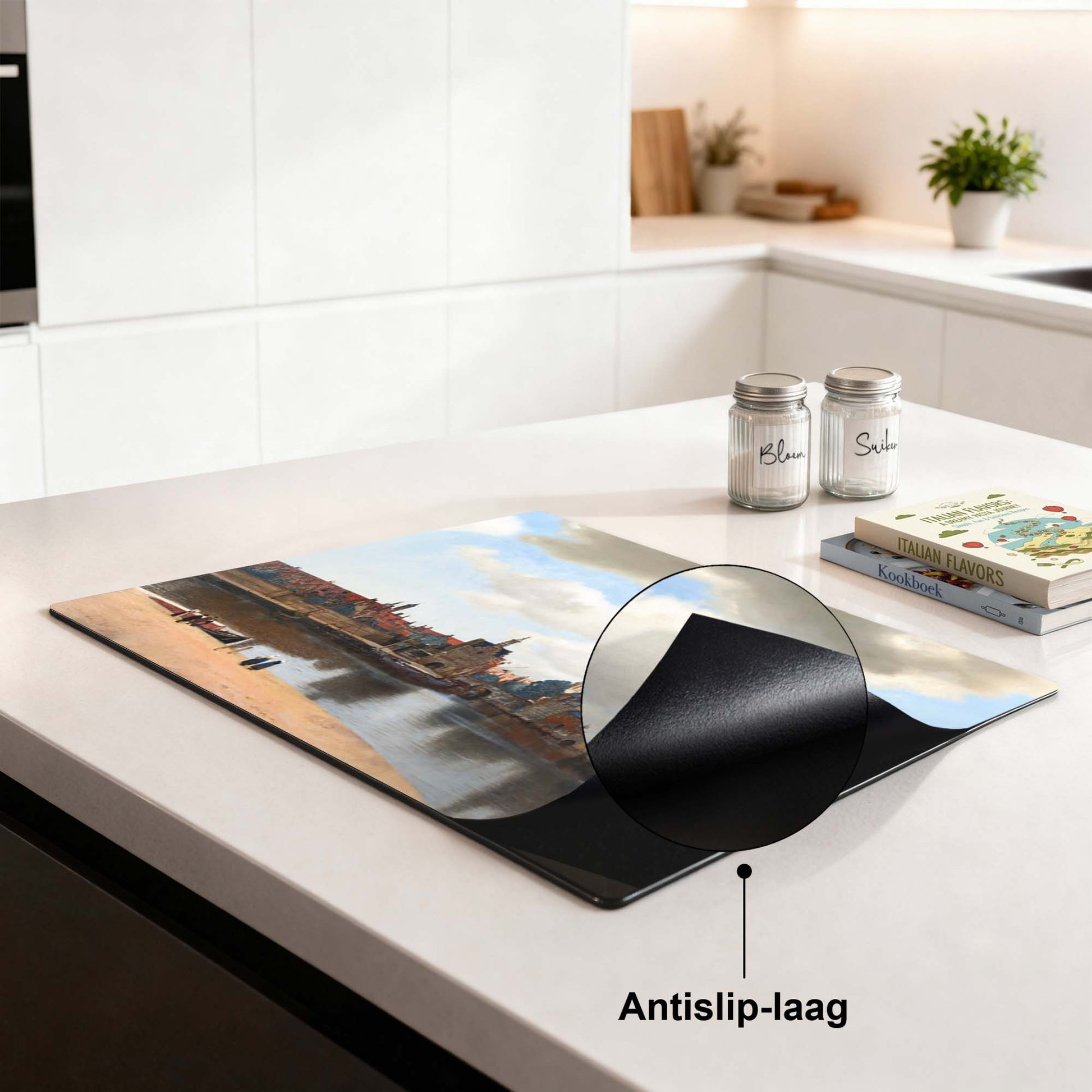Gezicht op Delft – Inductie Beschermer met iconisch stadsgezicht in moderne keuken met antislip-laag detail