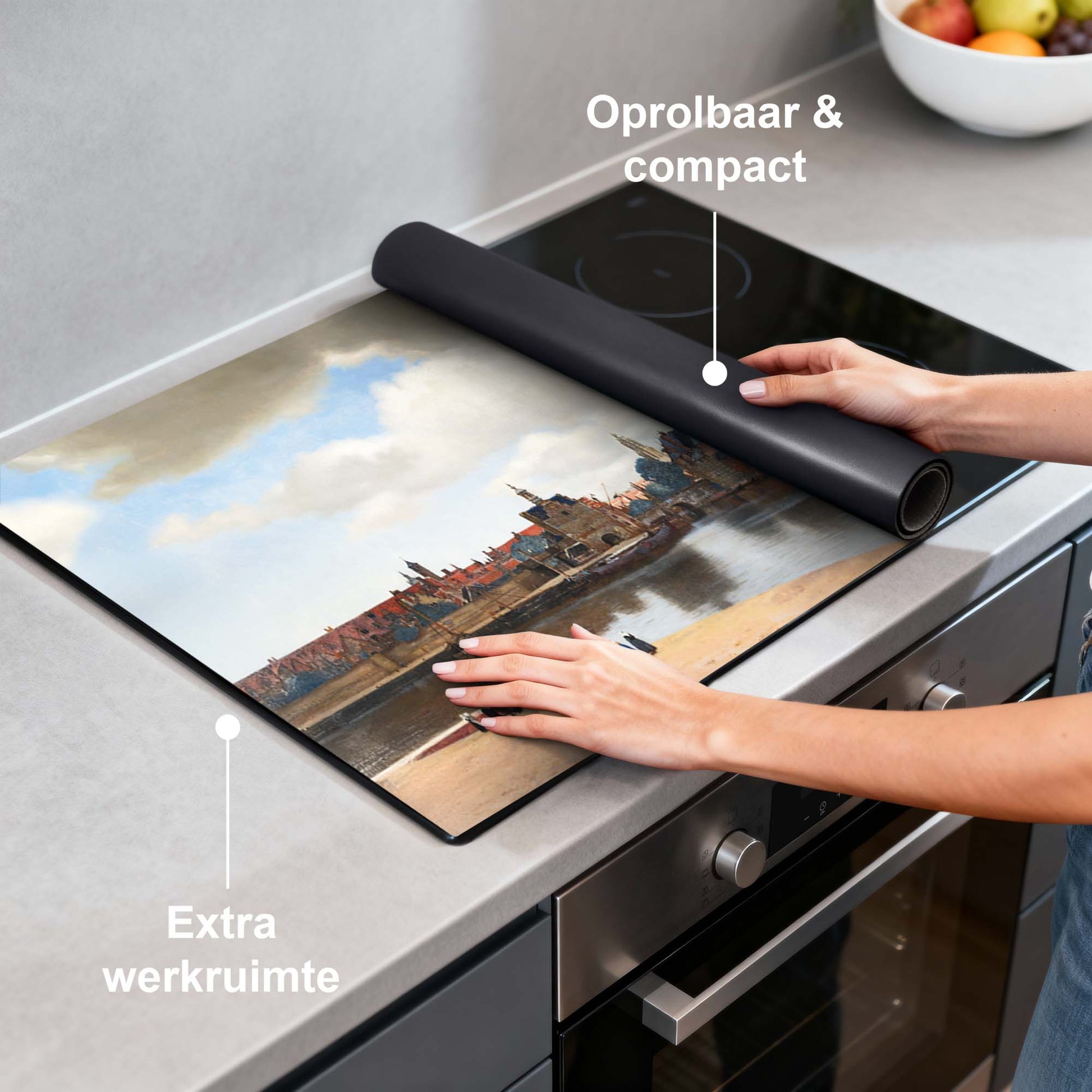 Gezicht op Delft – Inductie Beschermer, een iconische Nederlandse meesterkunst, biedt bescherming en ingetogen schoonheid voor keukens.