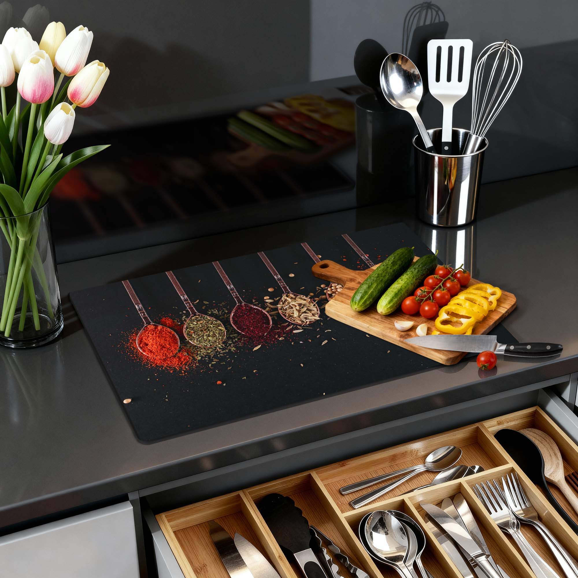 Herb & Heat - Inductie Beschermer met kruiden en groenten op een moderne keukentafel.