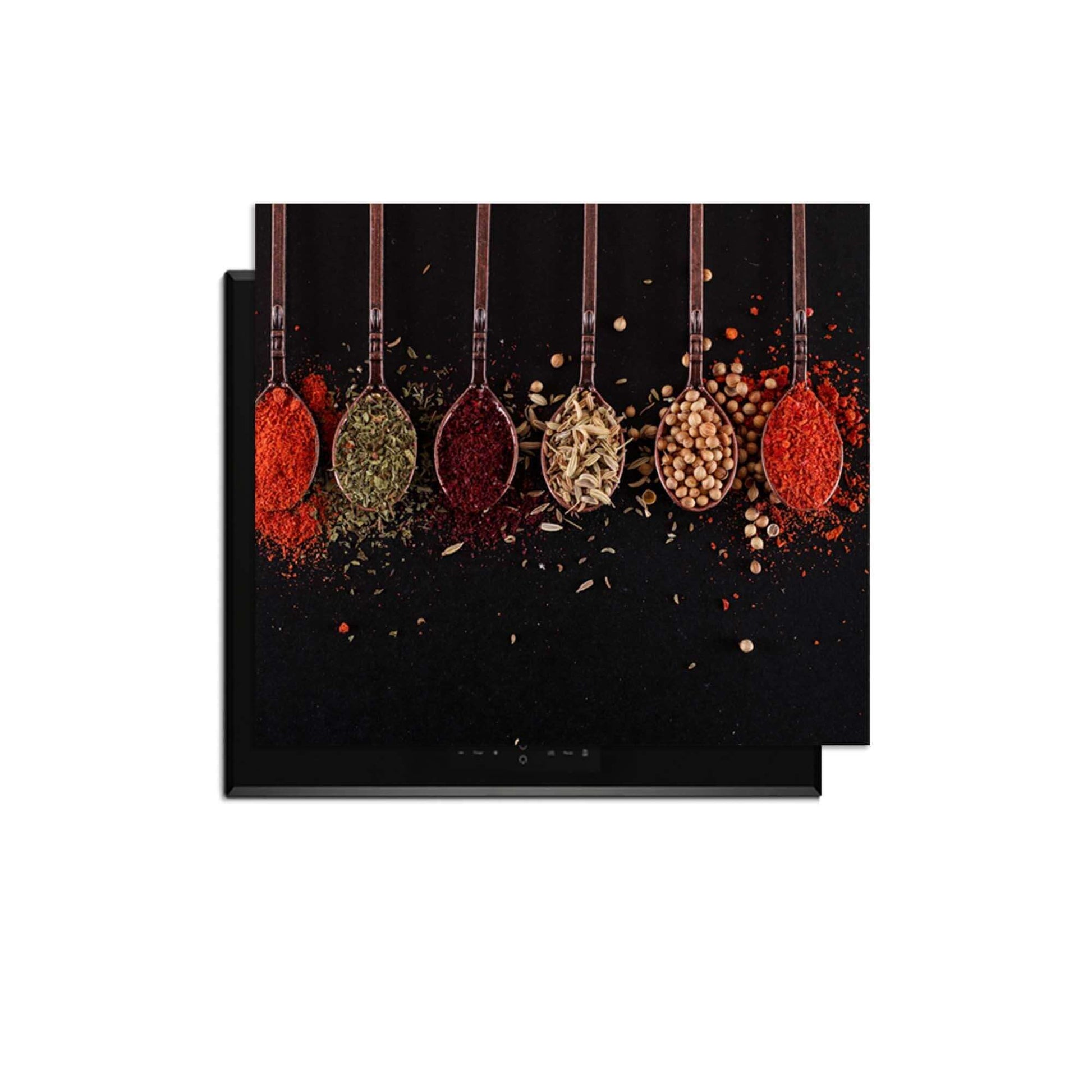 Herb & Heat - Inductie Beschermer met verschillende kruiden en specerijen op een zwarte achtergrond