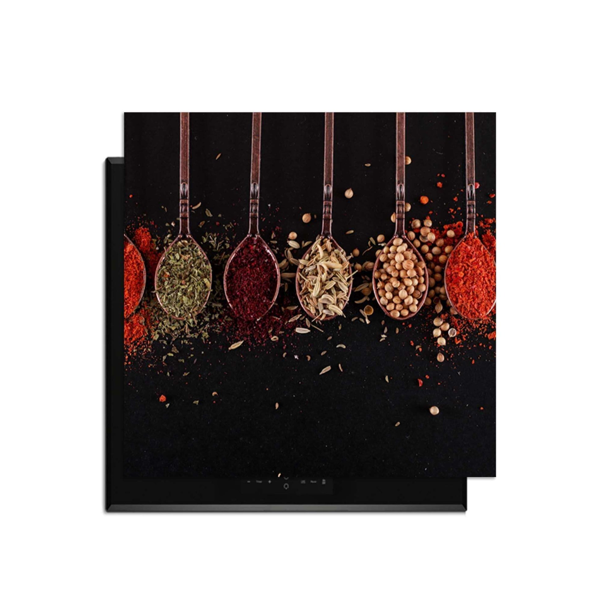 Herb & Heat - Inductie Beschermer met kruiden in lepels op een zwarte achtergrond.