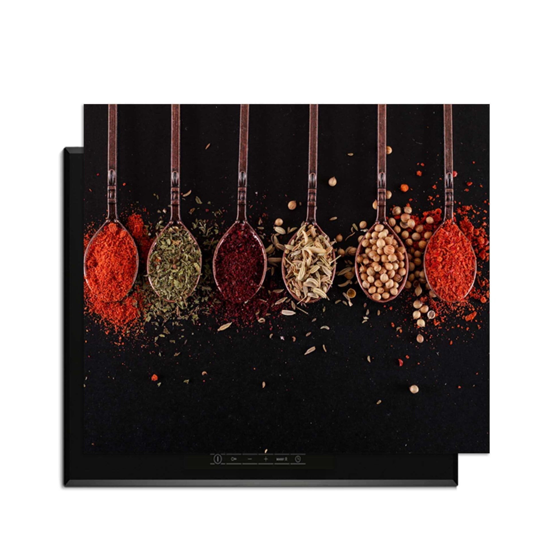 Herb & Heat - Inductie Beschermer met specerijen in houten lepels op donkere achtergrond